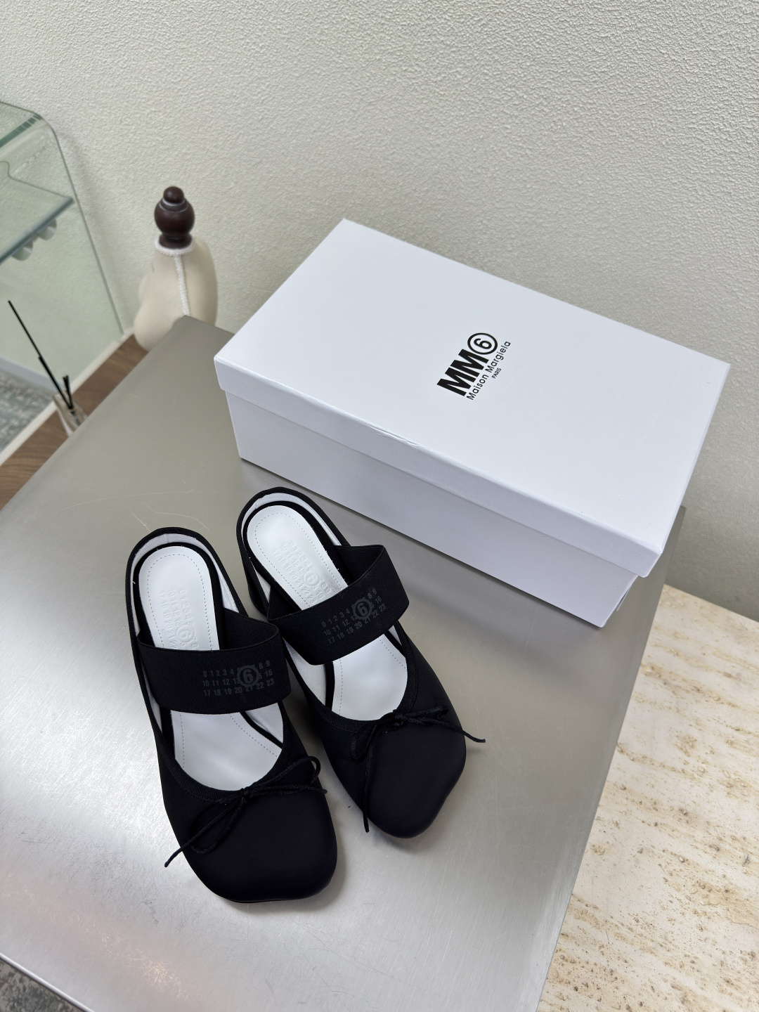 NO:487136,Real silk satin, apple head, medium heel, Mary Jane slippers, the latest 6 black real silk satin, Maison Margiela, MM6 is coming!  It's so fragrant, beautiful and colorful girly feeling is coming to my face!   Fashion items that cannot be missed Simple and stylish beauty. The leader in running volume must-have items. Fashionable age-reducing artifact. The casual and straightforward design. Integrate the unique logo of MM6 while meeting daily life. Leisure and vacation. Versatile. True Bashi. Italian leather outsole. Split design. Original consistent materials. Benchmark the original list. Please identify our high-quality products. 35 36 37 38 39 40 (40 customization), single shoes. Masion margiela,masion margiela,mary jane,slippers,real silk,silk fabric,Leather soles19860909真丝绸缎 苹果头 中跟 玛丽珍拖鞋 最新小6子 黑色真丝绸缎 MaisonMargiela 马吉拉 MM6  火爆来袭！太香了  靓丽多彩少女感扑面而来！  不容错过的时尚单品 简单又有格调的美 跑量扛把子  必入单品 时尚减龄神器 随性率真的感脚 简单高级的设计 融入MM6独有的标志 同时满足日常 休闲渡假 百搭 真心巴适 意大利真皮大底 分体设计  原版一致材料 对标原单 请认准咱家高货 35 36 37 38 39 40（40定制）,单鞋玛丽珍,masion margiela,masion margiela,mary jane,slippers,real silk,silk fabric,Leather soles,Women's Shoes