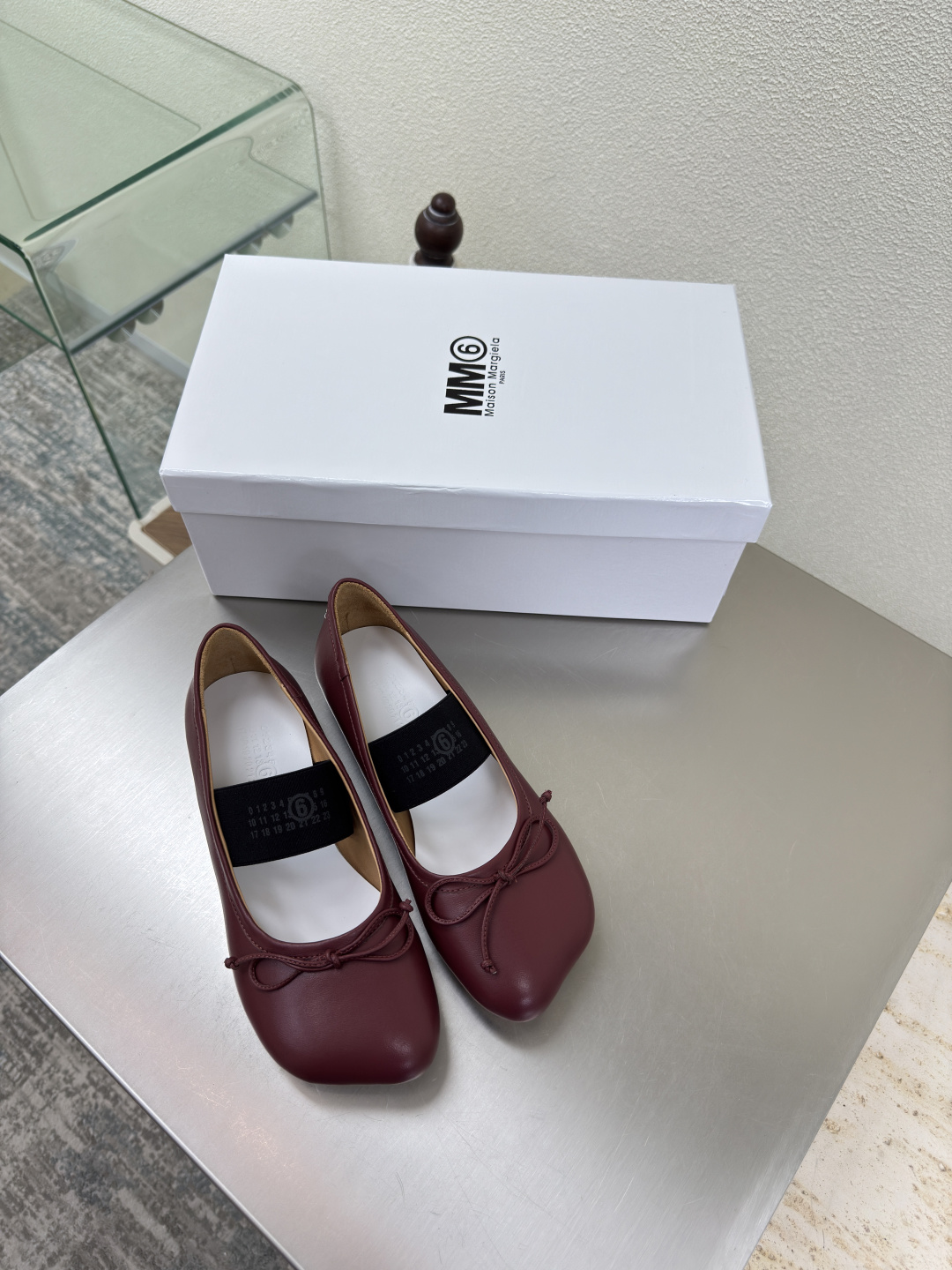 NO:487142,Flat sole, apple head, Mary Jane single shoes, the latest 6-piece wine red, top layer cowhide Maison Margiela MM6 is coming!  It's so fragrant, beautiful and colorful girly feeling is coming to my face!   Fashion items that cannot be missed Simple and stylish beauty. The leader in running volume must-have items. Fashionable age-reducing artifact. The casual and straightforward feeling. Simple and advanced design. Integrate the unique logo of MM6 while meeting daily life. Leisure and vacation. Versatile. True Bashi. Italian leather outsole. Split design. Original consistent materials. Benchmark the original list. Please identify our high-quality products. 35 36 37 38 39 40 (40 customization), single shoes. Masion margiela,masion margiela,mary jane,cowhide,Leather soles.19860909平底 苹果头 玛丽珍单鞋 最新小6子 酒红色 头层牛皮 MaisonMargiela 马吉拉 MM6  火爆来袭！太香了  靓丽多彩少女感扑面而来！  不容错过的时尚单品 简单又有格调的美 跑量扛把子  必入单品 时尚减龄神器 随性率真的感脚 简单高级的设计 融入MM6独有的标志 同时满足日常 休闲渡假 百搭 真心巴适 意大利真皮大底 分体设计  原版一致材料 对标原单 请认准咱家高货 35 36 37 38 39 40（40定制）,单鞋玛丽珍,masion margiela,masion margiela,mary jane,cowhide,Leather soles,Women's Shoes