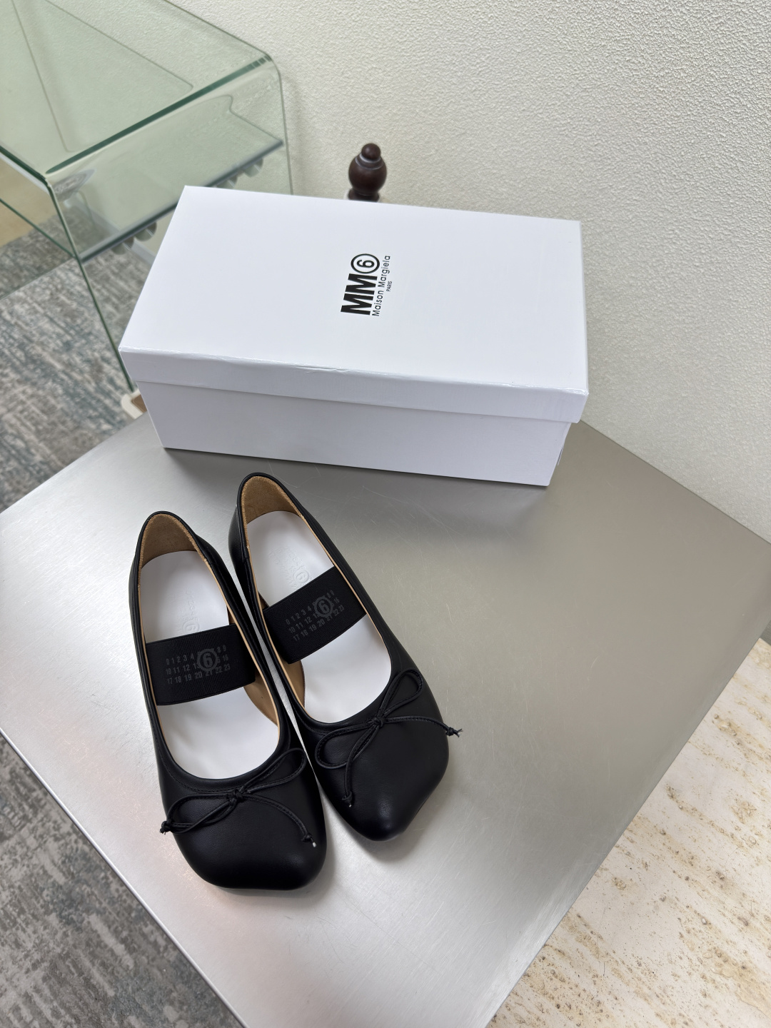 NO:487152,Flat sole, apple head, Mary Jane single shoes, the latest 6-piece black, top leather, Maison Margiela, MM6, is coming!  It's so fragrant, beautiful and colorful girly feeling is coming to my face!   Fashion items that cannot be missed Simple and stylish beauty. The leader in running volume must-have items. Fashionable age-reducing artifact. The casual and straightforward design. Integrate the unique logo of MM6 while meeting daily life. Leisure and vacation. Versatile. True Bashi. Italian leather outsole. Split design. Original consistent materials. Benchmark the original list. Please identify our high-quality products. 35 36 37 38 39 40 (40 customization), single shoes. Masion margiela,masion margiela,mary jane,cowhide,Leather soles.19860909平底 苹果头 玛丽珍单鞋 最新小6子 黑色 头层牛皮 MaisonMargiela 马吉拉 MM6  火爆来袭！太香了  靓丽多彩少女感扑面而来！  不容错过的时尚单品 简单又有格调的美 跑量扛把子  必入单品 时尚减龄神器 随性率真的感脚 简单高级的设计 融入MM6独有的标志 同时满足日常 休闲渡假 百搭 真心巴适 意大利真皮大底 分体设计  原版一致材料 对标原单 请认准咱家高货 35 36 37 38 39 40（40定制）,单鞋玛丽珍,masion margiela,masion margiela,mary jane,cowhide,Leather soles,Women's Shoes