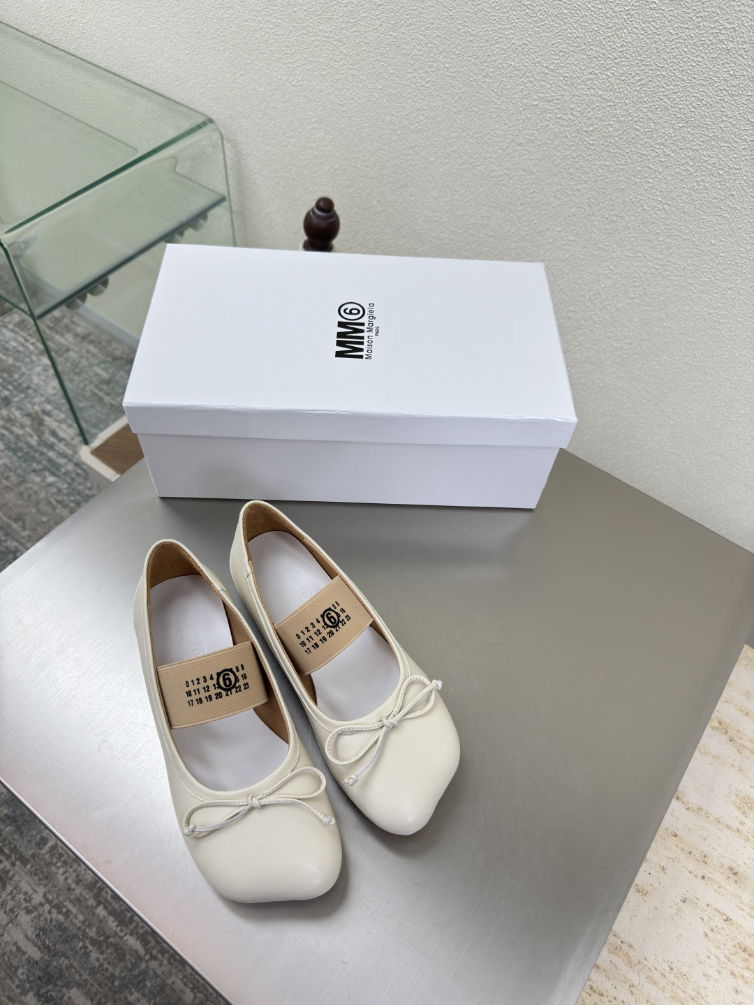 NO:487160,Flat sole, apple head, Mary Jane single shoes, the latest 6-piece white, top leather, Maison Margiela MM6 is coming!  It's so fragrant, beautiful and colorful girly feeling is coming to my face!   Fashion items that cannot be missed Simple and stylish beauty. The leader in running volume must-have items. Fashionable age-reducing artifact. The casual and straightforward design. Integrate the unique logo of MM6 while meeting daily life. Leisure and vacation. Versatile. True Bashi. Italian leather outsole. Split design. Original consistent materials. Benchmark the original list. Please identify our high-quality products. 35 36 37 38 39 40 (40 customization), single shoes. Masion margiela,masion margiela,mary jane,cowhide,Leather soles.19860909平底 苹果头 玛丽珍单鞋 最新小6子 白色 头层牛皮 MaisonMargiela 马吉拉 MM6  火爆来袭！太香了  靓丽多彩少女感扑面而来！  不容错过的时尚单品 简单又有格调的美 跑量扛把子  必入单品 时尚减龄神器 随性率真的感脚 简单高级的设计 融入MM6独有的标志 同时满足日常 休闲渡假 百搭 真心巴适 意大利真皮大底 分体设计  原版一致材料 对标原单 请认准咱家高货 35 36 37 38 39 40（40定制）,单鞋玛丽珍,masion margiela,masion margiela,mary jane,cowhide,Leather soles,Women's Shoes