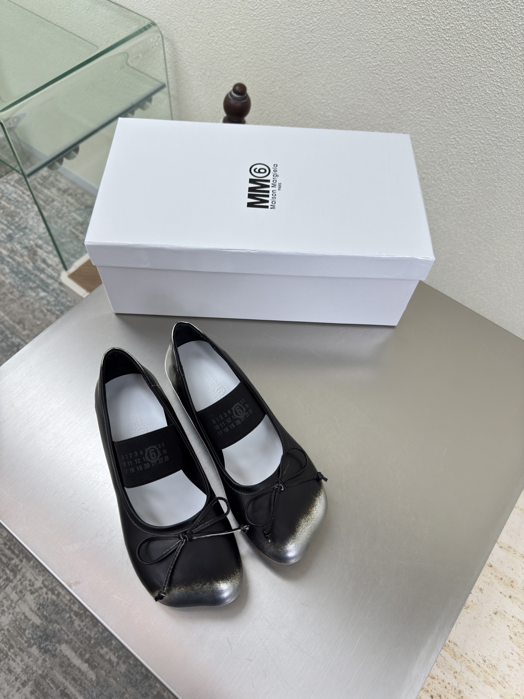 NO:487168,Flat bottom, apple head, Mary Jane single shoes, the latest 6-piece, color, silver, top layer cowhide, Maison Margiela, MM6 is coming in full swing!  It's so fragrant, beautiful and colorful girly feeling is coming to my face!   Fashion items that cannot be missed Simple and stylish beauty. The leader in running volume must-have items. Fashionable age-reducing artifact. The casual and straightforward feeling. Simple and advanced design. Integrate the unique logo of MM6 while meeting daily life. Leisure and vacation. Versatile. True Bashi. Italian leather outsole. Split design. Original consistent materials. Benchmark the original list. Please identify our high-quality products. 35 36 37 38 39 40 (40 customization), single shoes. Masion margiela,masion margiela,mary jane,cowhide,Leather soles.19860909平底 苹果头 玛丽珍单鞋 最新小6子 擦色 银色 头层牛皮 MaisonMargiela 马吉拉 MM6  火爆来袭！太香了  靓丽多彩少女感扑面而来！  不容错过的时尚单品 简单又有格调的美 跑量扛把子  必入单品 时尚减龄神器 随性率真的感脚 简单高级的设计 融入MM6独有的标志 同时满足日常 休闲渡假 百搭 真心巴适 意大利真皮大底 分体设计  原版一致材料 对标原单 请认准咱家高货 35 36 37 38 39 40（40定制）,单鞋玛丽珍,masion margiela,masion margiela,mary jane,cowhide,Leather soles,Women's Shoes