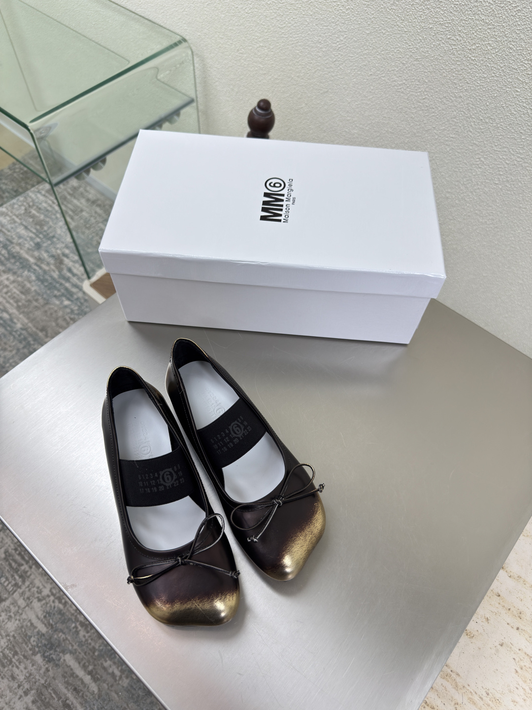 NO:487176,Flat bottom, apple head, Mary Jane single shoes, the latest 6-piece, gold, top layer of cowhide, Maison Margiela, MM6 is coming!  It's so fragrant, beautiful and colorful girly feeling is coming to my face!   Fashion items that cannot be missed Simple and stylish beauty. The leader in running volume must-have items. Fashionable age-reducing artifact. The casual and straightforward feeling. Simple and advanced design. Integrate the unique logo of MM6 while meeting daily life. Leisure and vacation. Versatile. True Bashi. Italian leather outsole. Split design. Original consistent materials. Benchmark the original list. Please identify our high-quality products. 35 36 37 38 39 40 (40 customization), single shoes. Masion margiela,masion margiela,mary jane,cowhide,Leather soles.19860909平底 苹果头 玛丽珍单鞋 最新小6子 擦色金色 头层牛皮 MaisonMargiela 马吉拉 MM6  火爆来袭！太香了  靓丽多彩少女感扑面而来！  不容错过的时尚单品 简单又有格调的美 跑量扛把子  必入单品 时尚减龄神器 随性率真的感脚 简单高级的设计 融入MM6独有的标志 同时满足日常 休闲渡假 百搭 真心巴适 意大利真皮大底 分体设计  原版一致材料 对标原单 请认准咱家高货 35 36 37 38 39 40（40定制）,单鞋玛丽珍,masion margiela,masion margiela,mary jane,cowhide,Leather soles,Women's Shoes