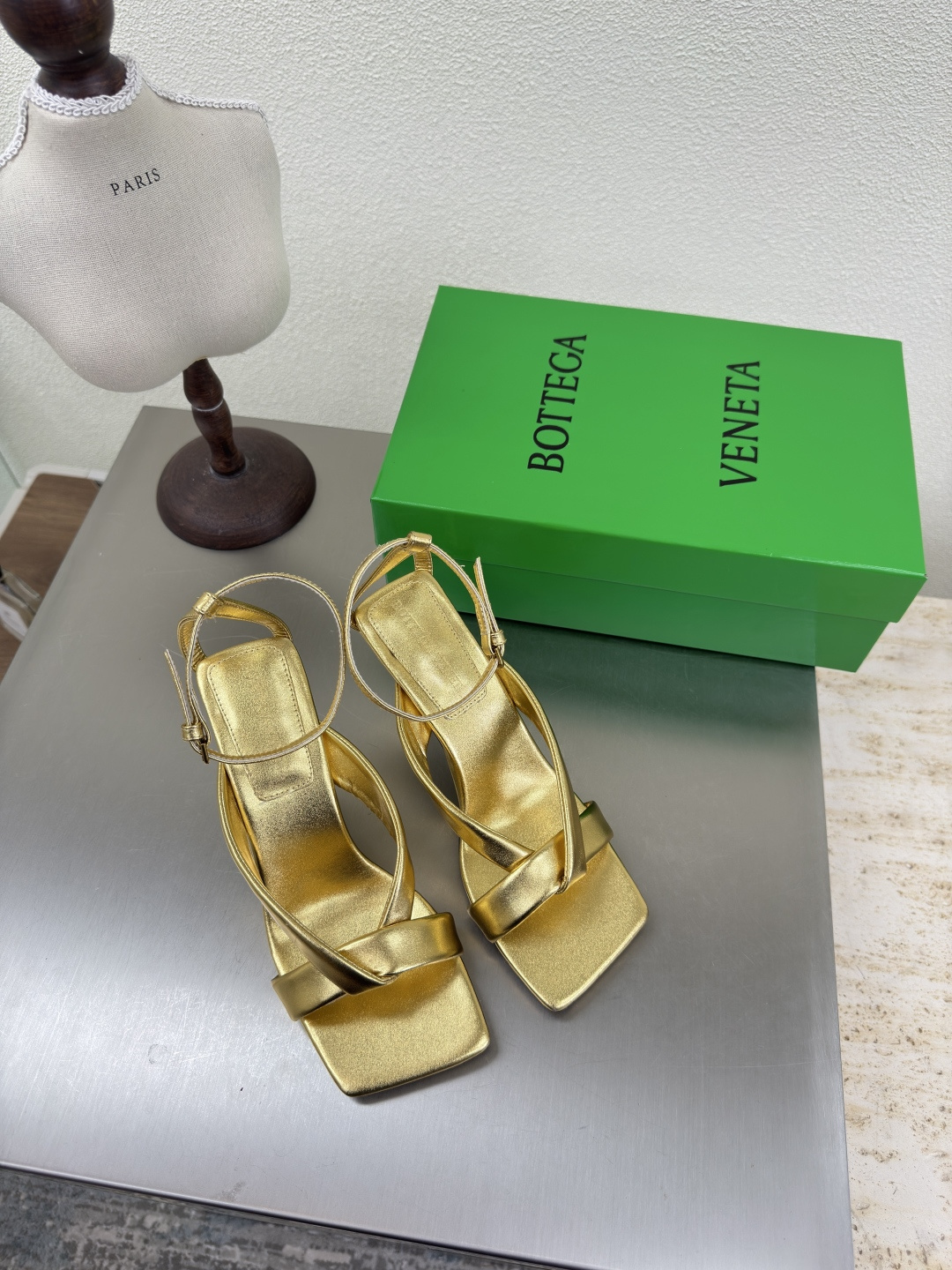 NO:487153,BV Riva Strap Sandal Women's Sandal Series High heels 9cm Handmade Gold This classic model is simply the latest bv ceiling. Colorful and versatile. Handmade. High-end comfort. Fabric is made of high-quality lambskin. Handmade. Fitted sheepskin. Comfortable. High-end. Outsole is made of Italian leather outsole & injection rubber. Light dyeing. Benchmarked. Use original packaging. Shoe bags are made of glue-printing logo. The highest end of the market. Use hot-melt glue to shape the toe. Heel is easy to rebound and does not deform. The upper line is made of Italian computer needle truck. Fine workmanship. Use original packaging. Treat customers sincerely. 35 36 37 38 39 40 41 42 (40 41 42 Customized), high heel sandals, bottega  veneta, sandals, high heels, sheepskin, Leather soles19860909BV Riva Strap Sandal 女士 凉鞋 系列 高跟9cm 手工制作  金色 这款经典款 简直bv最新天花板啦 彩色百搭   手工而成 高档舒适 面料选用优质小羊皮 手工而成  垫脚羊皮内里舒适高端 大底选用意大利真皮大底&注塑橡胶工艺 运用轻染工艺 对标对版 选用原版包装 鞋子布袋采用印胶logo工艺 市场最高端 采用热熔胶定型鞋头 后跟 易回弹不变形  鞋面车线选用意大利电脑针车 做工精细 选用原版包装 真心对待客人 35 36 37 38 39 40 41 42 （40 41 42 定制）,高跟鞋凉鞋,bottega veneta,sandals,high heels,sheepskin,Leather soles,Women's Shoes