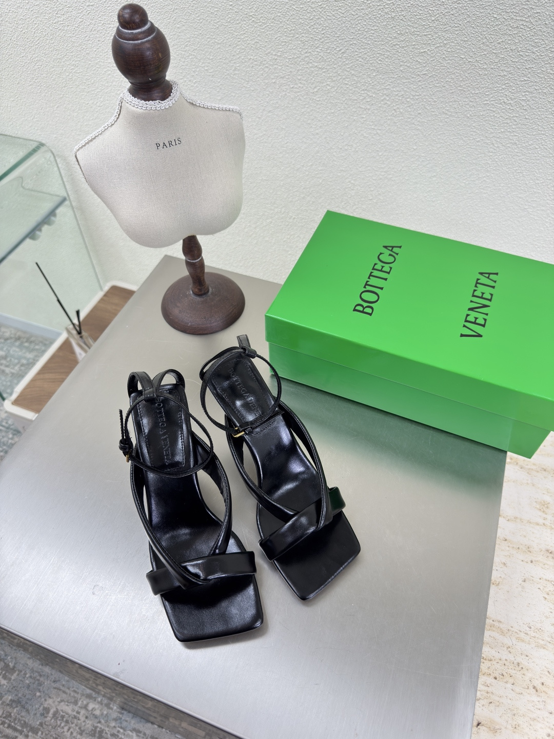 NO:487161,BV Riva Strap Sandal Women's Sandal Series High heels 9cm Handmade Black This classic model is simply the latest bv ceiling. Colorful and versatile. Handmade. High-end comfort. Fabric is made of high-quality lambskin. Handmade. Fitted sheepskin. Comfortable. High-end. Outsole is made of Italian leather outsole & injection rubber. Light dyeing. Benchmarked. Use original packaging. Shoes and cloth bags are made of glue-printing logo. The highest end of the market. Use hot-melt glue to shape the toe. Heel is easy to rebound and does not deform. The upper line is made of Italian computer needle truck. Fine workmanship. Use original packaging. Treat customers sincerely. 35 36 37 38 39 40 41 42 (40 41 42 Customized), high heel sandals, bottega  veneta, sandals, high heels, sheepskin, Leather soles19860909BV Riva Strap Sandal 女士 凉鞋 系列 高跟9cm 手工制作  黑色 这款经典款 简直bv最新天花板啦 彩色百搭   手工而成 高档舒适 面料选用优质小羊皮 手工而成  垫脚羊皮内里舒适高端 大底选用意大利真皮大底&注塑橡胶工艺 运用轻染工艺 对标对版 选用原版包装 鞋子布袋采用印胶logo工艺 市场最高端 采用热熔胶定型鞋头 后跟 易回弹不变形  鞋面车线选用意大利电脑针车 做工精细 选用原版包装 真心对待客人 35 36 37 38 39 40 41 42 （40 41 42 定制）,高跟鞋凉鞋,bottega veneta,sandals,high heels,sheepskin,Leather soles,Women's Shoes