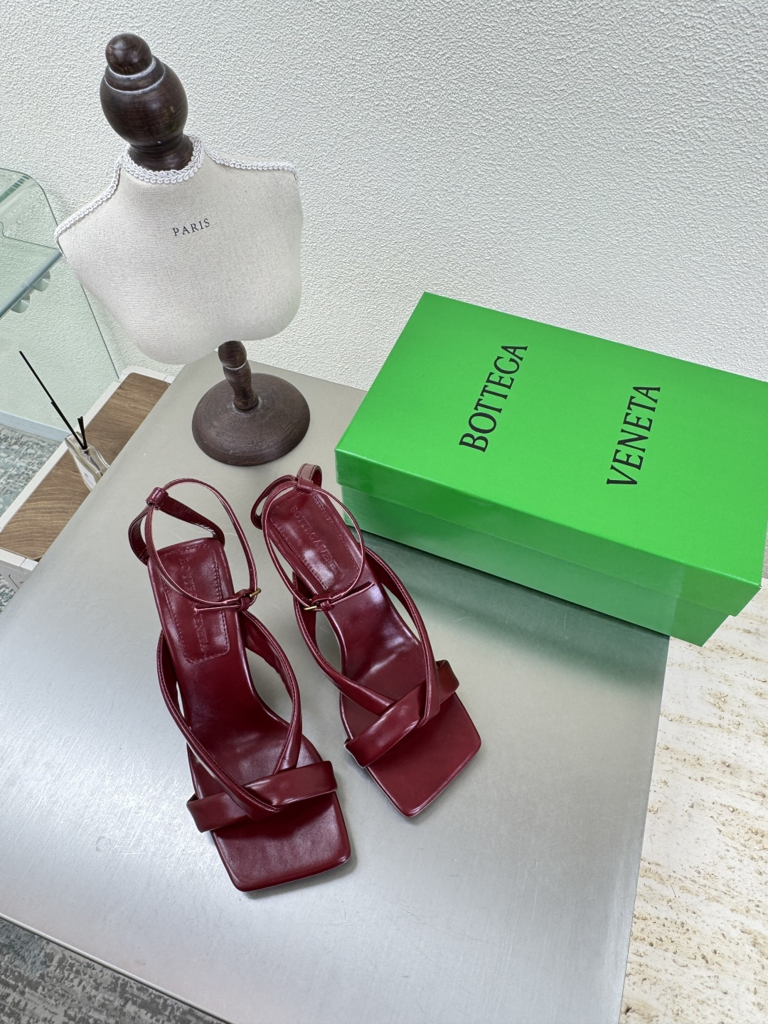 NO:487169,BV Riva Strap Sandal Women's Sandal Series High heels 9cm Handmade Burgundy This classic model is simply the latest bv ceiling. Colorful and versatile. Handmade. High-end comfort. Fabric is made of high-quality lambskin. Handmade. Fitted sheepskin. Comfortable. High-end. Outsole is made of Italian leather outsole & injection rubber. Light dyeing. Benchmarked. Use original packaging. Shoe bags are made of glue-printing logo. The highest end of the market. Use hot-melt glue to shape the toe. Heel is easy to rebound and does not deform. The upper line is made of Italian computer needle truck. Fine workmanship. Use original packaging. Treat customers sincerely. 35 36 37 38 39 40 41 42 (40 41 42 Customized), high heel sandals, bottega  veneta, sandals, high heels, sheepskin, Leather soles19860909BV Riva Strap Sandal 女士 凉鞋 系列 高跟9cm 手工制作  酒红色 这款经典款 简直bv最新天花板啦 彩色百搭   手工而成 高档舒适 面料选用优质小羊皮 手工而成  垫脚羊皮内里舒适高端 大底选用意大利真皮大底&注塑橡胶工艺 运用轻染工艺 对标对版 选用原版包装 鞋子布袋采用印胶logo工艺 市场最高端 采用热熔胶定型鞋头 后跟 易回弹不变形  鞋面车线选用意大利电脑针车 做工精细 选用原版包装 真心对待客人 35 36 37 38 39 40 41 42 （40 41 42 定制）,高跟鞋凉鞋,bottega veneta,sandals,high heels,sheepskin,Leather soles,Women's Shoes