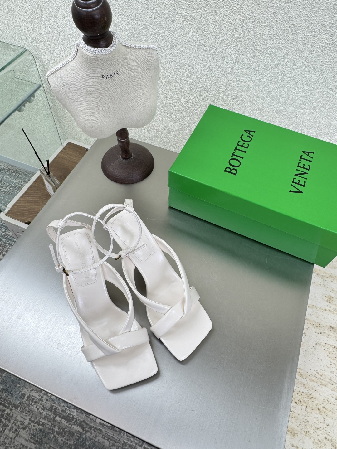 NO:487177,BV Riva Strap Sandal Women's Sandal Series High heels 9cm Handmade White This classic model is simply the latest bv ceiling. Colorful and versatile. Handmade. High-end comfort. Fabrics are made of high-quality lambskin. Handmade. Fitted sheepskin. Comfortable. High-end. Outsoles are made of Italian leather outsoles & injection rubber. Light dyeing. Benchmarked. Use original packaging. Shoes and cloth bags are made of glue-printing logo. The highest end of the market. Use hot-melt glue to shape the toe. Heel is easy to rebound and does not deform. The upper line is made of Italian computer needle truck. Fine workmanship. Use original packaging. Treat customers sincerely. 35 36 37 38 39 40 41 42 (40 41 42 Customized), high heel sandals, bottega  veneta, sandals, high heels, sheepskin, Leather soles19860909BV Riva Strap Sandal 女士 凉鞋 系列 高跟9cm 手工制作  白色 这款经典款 简直bv最新天花板啦 彩色百搭   手工而成 高档舒适 面料选用优质小羊皮 手工而成  垫脚羊皮内里舒适高端 大底选用意大利真皮大底&注塑橡胶工艺 运用轻染工艺 对标对版 选用原版包装 鞋子布袋采用印胶logo工艺 市场最高端 采用热熔胶定型鞋头 后跟 易回弹不变形  鞋面车线选用意大利电脑针车 做工精细 选用原版包装 真心对待客人 35 36 37 38 39 40 41 42 （40 41 42 定制）,高跟鞋凉鞋,bottega veneta,sandals,high heels,sheepskin,Leather soles,Women's Shoes