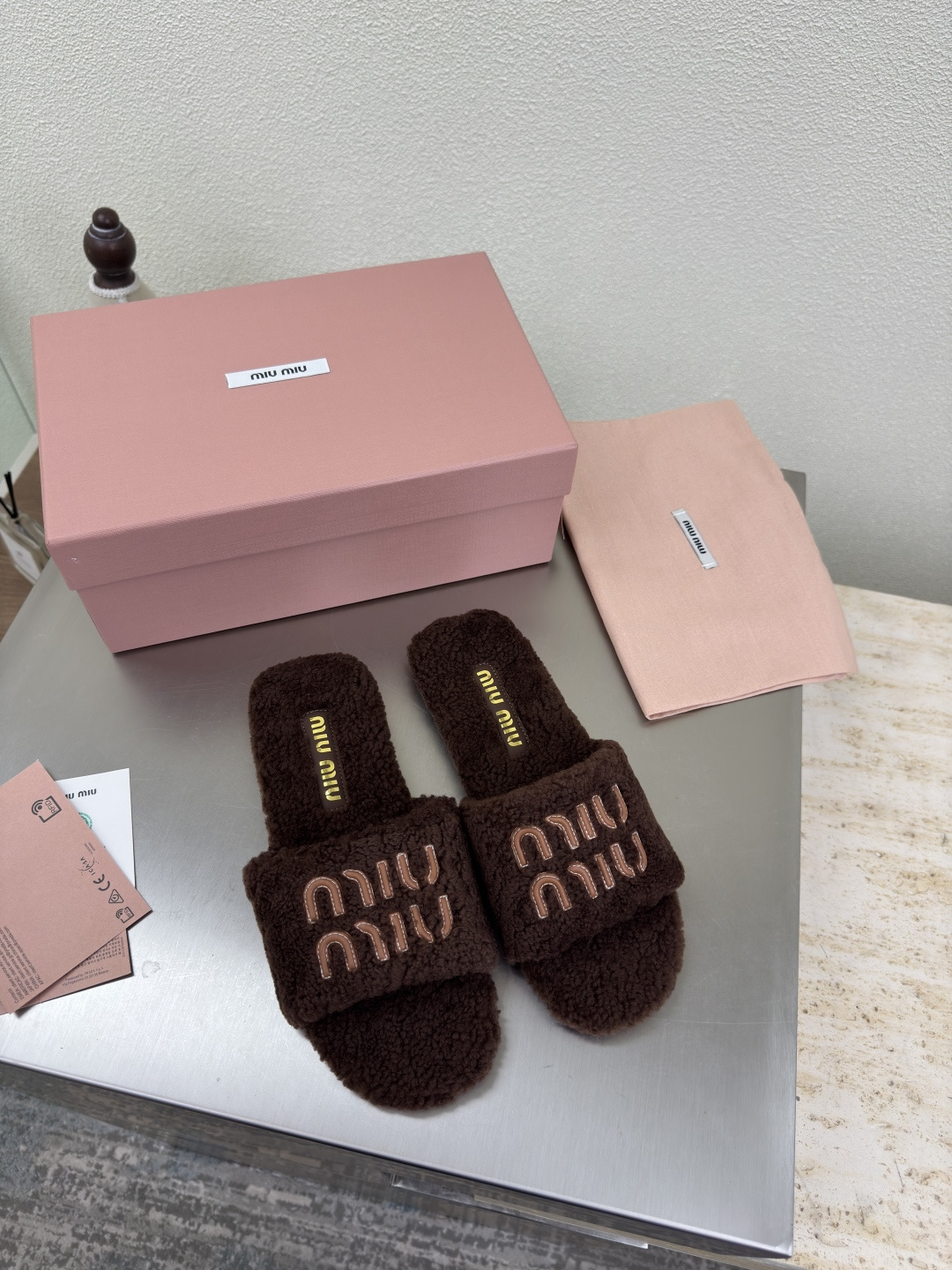 NO:487063,Pure wool miu'miu three-dimensional logo slippers brown paired flat design series miu'miu classic comfort production original consistent molded outsole high version fabric pure wool wrap three-dimensional needle car craft original consistent matching design girlish feeling comfortable benchmarking 35 36 37 38 39 40 41 (40 41 size customized) configuration original packaging, fur shoes slippers, miumiu, slippers19860909纯羊毛 miu'miu 立体logo 拖鞋 咖啡色 对版 平底设计 系列 miu'miu 经典舒适 制作  原版一致 成型大底 高版本  面料 纯羊毛 包裹  立体针车工艺   原版一致 对版 设计 少女感 舒适  对标对版 35 36 37 38 39 40 41（40 41 码定制） 配置原版包装,毛毛鞋拖鞋,miumiu,slippers,Women's Shoes