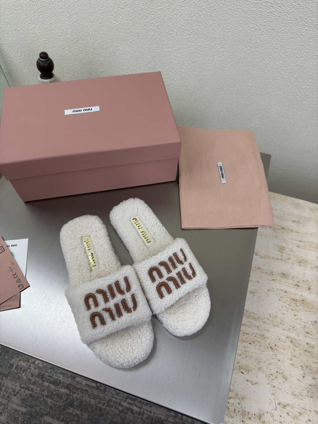 NO:487067,Pure wool miu'miu three-dimensional logo slippers white wool pair flat design series miu'miu classic comfort production original consistent molded outsole high version fabric pure wool wrap three-dimensional needle car craft original consistent version design girlish feeling comfortable benchmarking 35 36 37 38 39 40 41 (40 41 size customized) configuration original packaging, fur shoes slippers, miumiu, slippers19860909纯羊毛 miu'miu 立体logo 拖鞋 白色 羊毛 对版 平底设计 系列 miu'miu 经典舒适 制作  原版一致 成型大底 高版本  面料 纯羊毛 包裹  立体针车工艺   原版一致 对版 设计 少女感 舒适  对标对版 35 36 37 38 39 40 41（40 41 码定制） 配置原版包装,毛毛鞋拖鞋,miumiu,slippers,Women's Shoes