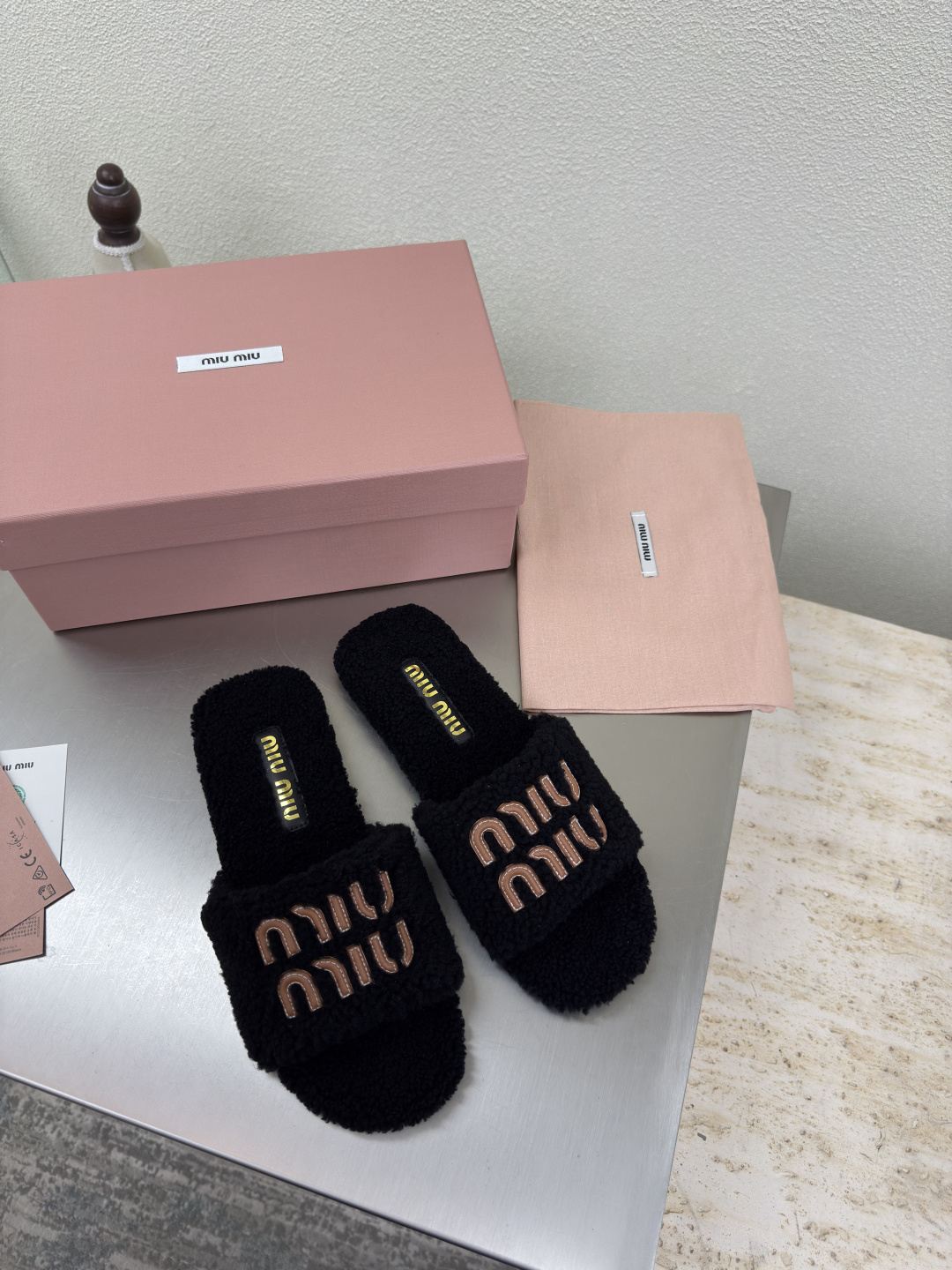 NO:487073,Pure wool miu'miu three-dimensional logo slippers black wool pair flat design series miu'miu classic comfort production original consistent molded outsole high version fabric pure wool wrap three-dimensional needle car craft original consistent matching design girlish feeling comfortable benchmarking 35 36 37 38 39 40 41 (40 41 size customized) configuration original packaging, fur shoes slippers, miumiu, slippers19860909纯羊毛 miu'miu 立体logo 拖鞋 黑色 羊毛 对版 平底设计 系列 miu'miu 经典舒适 制作  原版一致 成型大底 高版本  面料 纯羊毛 包裹  立体针车工艺   原版一致 对版 设计 少女感 舒适  对标对版 35 36 37 38 39 40 41（40 41 码定制） 配置原版包装,毛毛鞋拖鞋,miumiu,slippers,Women's Shoes