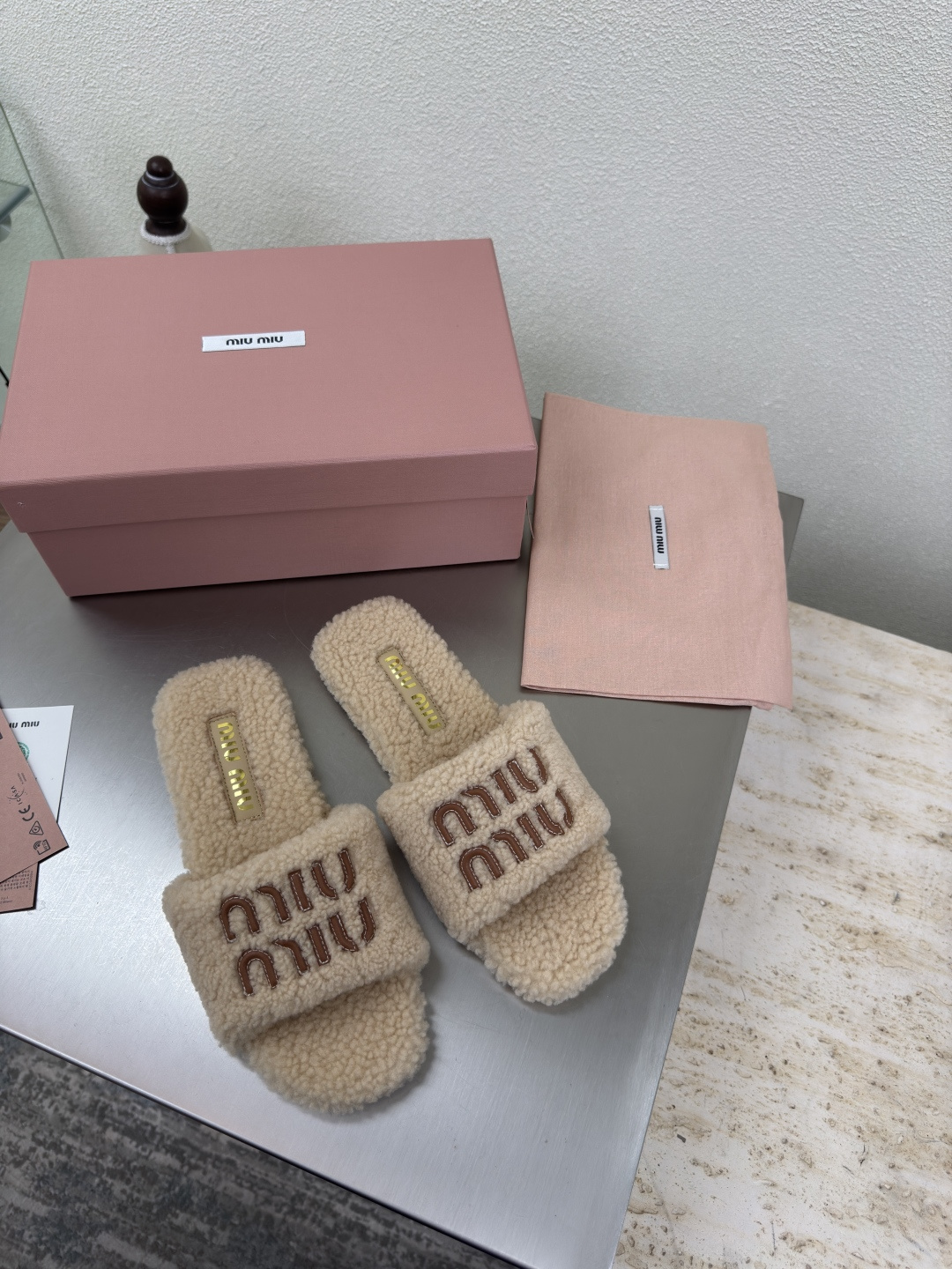 NO:487079,Pure wool miu'miu three-dimensional logo slippers rice apricot wool paired flat design series miu'miu classic comfort production original consistent molded outsole higher version fabric pure wool wrap three-dimensional needle car craft original consistent version design girlish feeling comfortable benchmarking 35 36 37 38 39 40 41 (40 41 size customized) configuration original packaging, fur shoes slippers, miumiu, slippers19860909纯羊毛 miu'miu 立体logo 拖鞋 米杏色羊毛 对版 平底设计 系列 miu'miu 经典舒适 制作  原版一致 成型大底 高版本  面料 纯羊毛 包裹  立体针车工艺   原版一致 对版 设计 少女感 舒适  对标对版 35 36 37 38 39 40 41（40 41 码定制） 配置原版包装,毛毛鞋拖鞋,miumiu,slippers,Women's Shoes