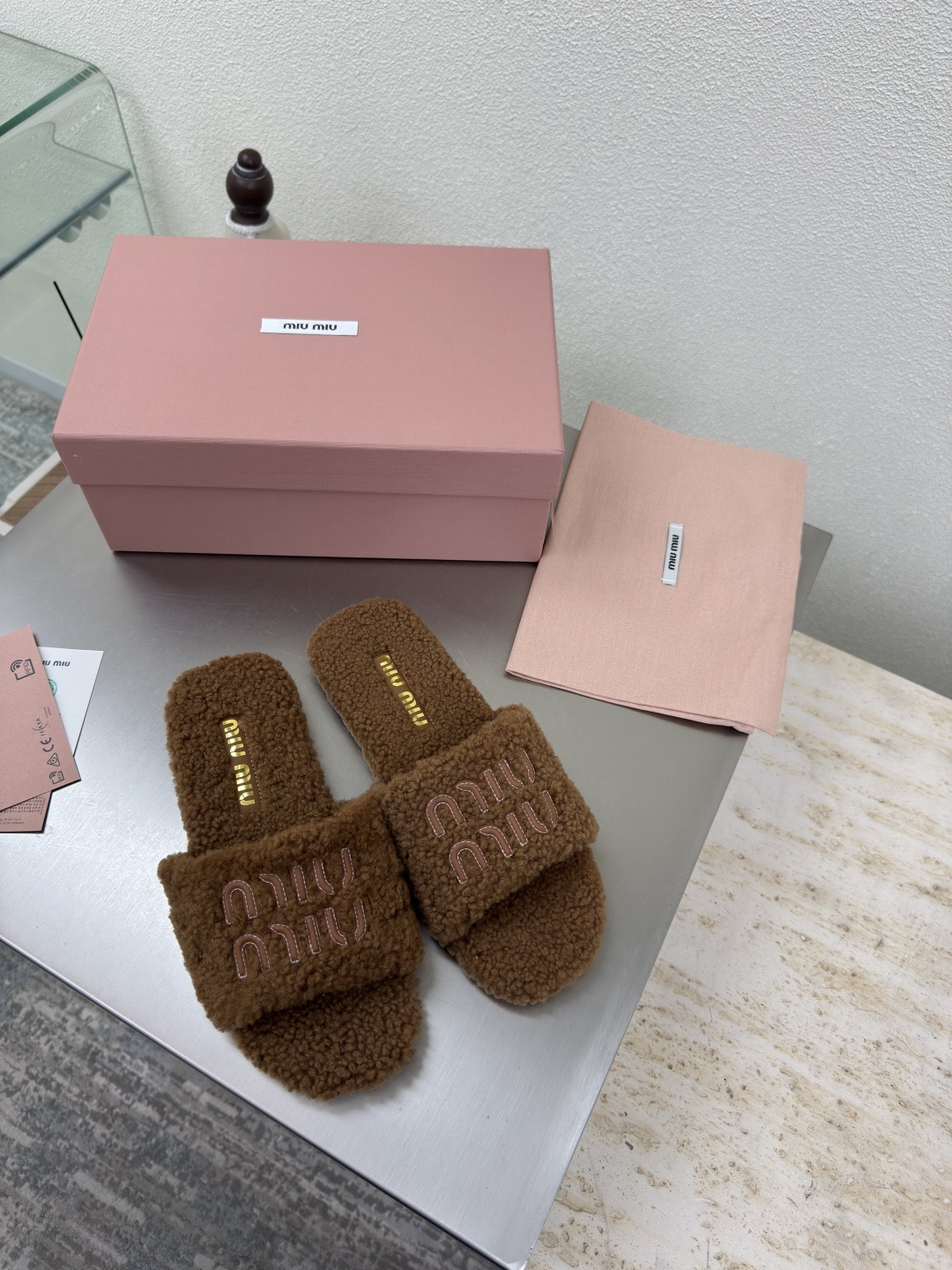 NO:487018,Pure wool miu'miu three-dimensional logo slippers caramel wool paired flat design series miu'miu classic comfort production original consistent molded outsole higher version fabric pure wool wrap three-dimensional needle car craft original consistent version design girlish feeling comfortable benchmarking 35 36 37 38 39 40 41 (40 41 size customized) configuration original packaging, fur shoes slippers, miumiu, slippers19860909纯羊毛 miu'miu 立体logo 拖鞋 焦糖色羊毛 对版 平底设计 系列 miu'miu 经典舒适 制作  原版一致 成型大底 高版本  面料 纯羊毛 包裹  立体针车工艺   原版一致 对版 设计 少女感 舒适  对标对版 35 36 37 38 39 40 41（40 41 码定制） 配置原版包装,毛毛鞋拖鞋,miumiu,slippers,Women's Shoes