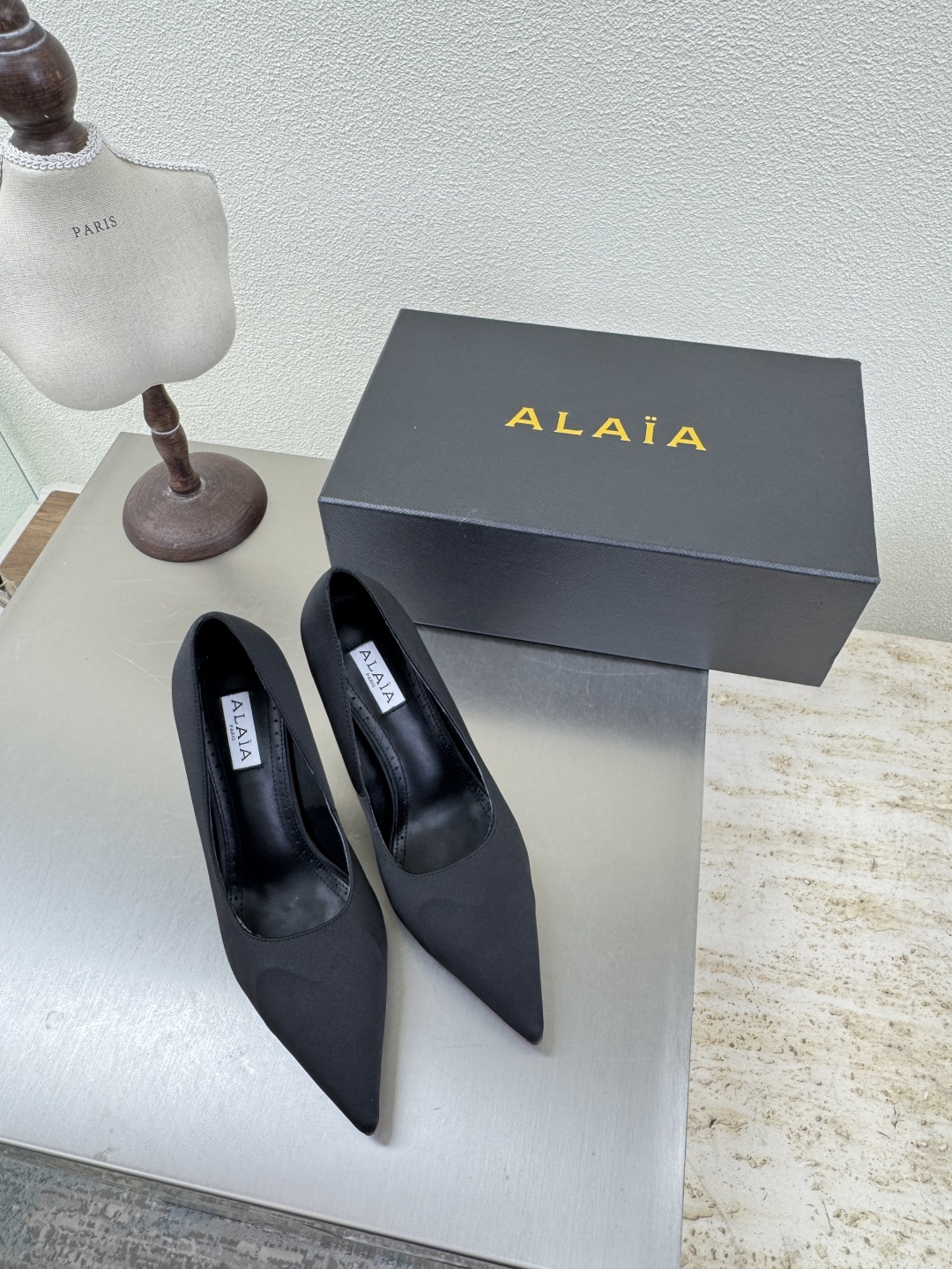 NO:486899,Imprint 9cm Heel Heels Single Shoes Alaia From Paris Falling in Love at First See Peach Heart Black Silk Cloth Alaia has another sexy side. It can be easily controlled with different styles. Whether it is jeans, suit pants, or pleated skirts, it can enhance your outfit to fashion, elegance and excellence. The fabric is made of Korean silk, inner sheepskin, original consistent leather outsole 34 35 36 37 38 39 40 41 (34 40 41 customization) Configure original packaging, high heels, skirts, jeans, business suit, sheepskin, real silk, Leather soles19860909印记 9cm 跟高 单鞋Alaia 来自巴黎 一见倾心 桃心 黑色真丝布 阿莱娅还有另外性感的一面  配上不同款式,不同风格都能轻松驾驭,无论牛仔裤,西装裤,还是百褶裙,都能将你的穿搭提升到时尚,优雅和卓越之中 面料选用韩国真丝 内里羊皮 大底原版一致真皮大底 34 35 36 37 38 39 40 41(34 40 41定制) 配置原版包装,高跟鞋单鞋,alaia,high heels,skirts,jeans,business suit,sheepskin,real silk,Leather soles,Women's Shoes