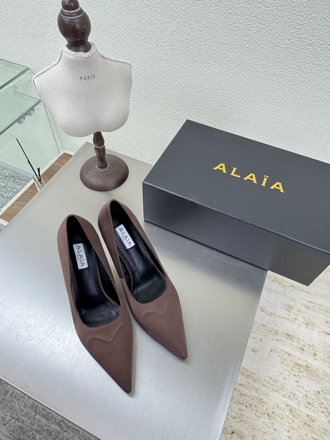 NO:486903,Imprint 9cm Heels Single Shoes Alaia From Paris Fall in Love at First See Taoxin Coffee Silk Fabric Alaia has another sexy side. It can be easily controlled by different styles and styles. Whether it is jeans, suit pants, or pleated skirts, it can enhance your outfit to fashion, elegance and excellence. The fabric is made of Korean silk, inner sheepskin, original consistent leather outsole 34 35 36 37 38 39 40 41 (34 40 41 customization) Configure original packaging, high heels, skirts, jeans, business suit, sheepskin, real silk, Leather soles19860909印记 9cm 跟高 单鞋Alaia 来自巴黎 一见倾心 桃心咖啡 真丝布料 阿莱娅还有另外性感的一面  配上不同款式,不同风格都能轻松驾驭,无论牛仔裤,西装裤,还是百褶裙,都能将你的穿搭提升到时尚,优雅和卓越之中 面料选用韩国真丝 内里羊皮 大底原版一致真皮大底 34 35 36 37 38 39 40 41(34 40 41定制) 配置原版包装,高跟鞋单鞋,alaia,high heels,skirts,jeans,business suit,sheepskin,real silk,Leather soles,Women's Shoes