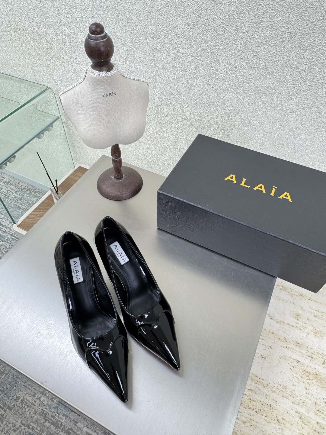 NO:486908,Imprint 9cm Heels Single Shoes Alaia From Paris Falling at first sight Peach Heart Black Calf Patent Leather Alaia has another sexy side. It can be easily controlled with different styles. Whether it is jeans, suit pants, or pleated skirts, it can enhance your outfit to fashion, elegance and excellence. Fabric selection: ox patent leather inner sheepskin Outsole original consistent leather outsole 34 35 36 37 38 39 40 41 (34 40 41 customization) Configure original packaging, high heels, skirts, jeans, business suit, sheepskin, Leather soles19860909印记 9cm 跟高 单鞋Alaia 来自巴黎 一见倾心 桃心 黑色小牛漆皮 阿莱娅还有另外性感的一面  配上不同款式,不同风格都能轻松驾驭,无论牛仔裤,西装裤,还是百褶裙,都能将你的穿搭提升到时尚,优雅和卓越之中 面料选用 牛漆皮 内里羊皮 大底原版一致真皮大底 34 35 36 37 38 39 40 41(34 40 41定制) 配置原版包装,高跟鞋单鞋,alaia,high heels,skirts,jeans,business suit,sheepskin,Leather soles,Women's Shoes