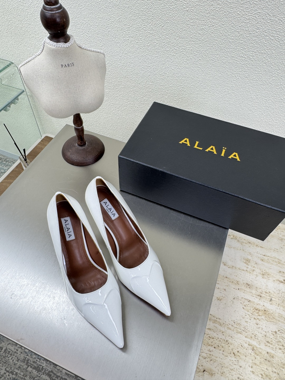 NO:486914,Imprint 9cm Heels Single Shoes Alaia From Paris Falling in Love at First See Peach Heart White Calf Patent Leather Alaia has another sexy side. It can be easily controlled with different styles. Whether it is jeans, suit pants, or pleated skirts, it can enhance your outfit to fashion, elegance and excellence. Fabric selection: ox patent leather inner sheepskin Outsole original consistent leather outsole 34 35 36 37 38 39 40 41 (34 40 41 customization) Configure original packaging, high heels, skirts, jeans, business suit, sheepskin, Leather soles19860909印记 9cm 跟高 单鞋Alaia 来自巴黎 一见倾心 桃心 白色 小牛漆皮 阿莱娅还有另外性感的一面  配上不同款式,不同风格都能轻松驾驭,无论牛仔裤,西装裤,还是百褶裙,都能将你的穿搭提升到时尚,优雅和卓越之中 面料选用 牛漆皮 内里羊皮 大底原版一致真皮大底 34 35 36 37 38 39 40 41(34 40 41定制) 配置原版包装,高跟鞋单鞋,alaia,high heels,skirts,jeans,business suit,sheepskin,Leather soles,Women's Shoes