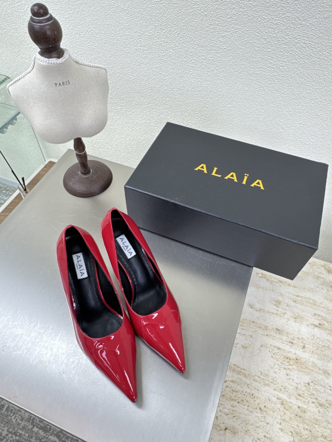 NO:486920,Imprint 9cm Heels Single Shoes Alaia From Paris Falling in Love at First See Peach Heart Red Calf Patent Leather Alaia has another sexy side. It can be easily controlled with different styles. Whether it is jeans, suit pants, or pleated skirts, it can enhance your outfit to fashion, elegance and excellence. Fabric selection: ox patent leather inner sheepskin Outsole original consistent leather outsole 34 35 36 37 38 39 40 41 (34 40 41 customization) Configure original packaging, high heels, skirts, jeans, business suit, sheepskin, Leather soles19860909印记 9cm 跟高 单鞋Alaia 来自巴黎 一见倾心 桃心 红色 小牛漆皮 阿莱娅还有另外性感的一面  配上不同款式,不同风格都能轻松驾驭,无论牛仔裤,西装裤,还是百褶裙,都能将你的穿搭提升到时尚,优雅和卓越之中 面料选用 牛漆皮 内里羊皮 大底原版一致真皮大底 34 35 36 37 38 39 40 41(34 40 41定制) 配置原版包装,高跟鞋单鞋,alaia,high heels,skirts,jeans,business suit,sheepskin,Leather soles,Women's Shoes