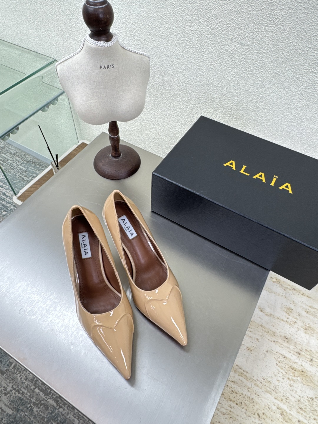 NO:486926,Imprint 9cm Heels Single Shoes Alaia From Paris Falling at first sight Peach Heart Apricot colored calf patent leather Alaia has another sexy side Alaia can easily control it with different styles, whether it is jeans, suit pants, or pleated skirts, it can enhance your outfit to fashion, elegance and excellence Fabric selection Cow patent leather Inner sheepskin Outsole Original consistent leather outsole 34 35 36 37 38 39 40 41 (34 40 41 Customized) Configuration original packaging, high heels, skirts, jeans, business suit, sheepskin, Leather soles19860909印记 9cm 跟高 单鞋Alaia 来自巴黎 一见倾心 桃心 杏色小牛漆皮 阿莱娅还有另外性感的一面  配上不同款式,不同风格都能轻松驾驭,无论牛仔裤,西装裤,还是百褶裙,都能将你的穿搭提升到时尚,优雅和卓越之中 面料选用 牛漆皮 内里羊皮 大底原版一致真皮大底 34 35 36 37 38 39 40 41(34 40 41定制) 配置原版包装,高跟鞋单鞋,alaia,high heels,skirts,jeans,business suit,sheepskin,Leather soles,Women's Shoes
