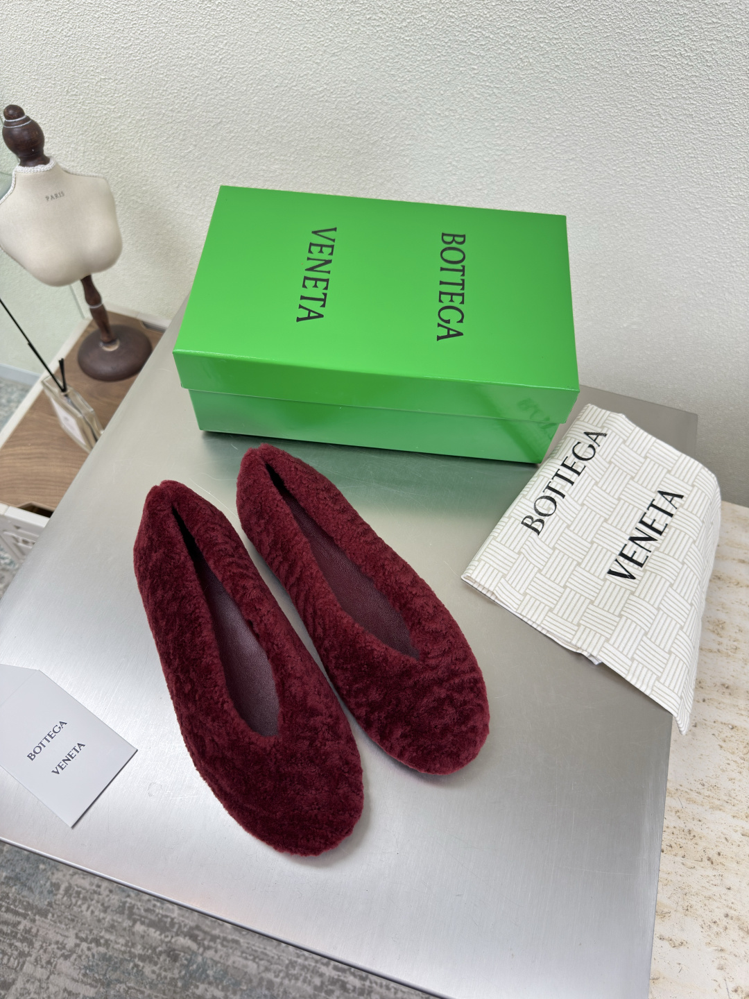 NO:487026,BV Rosa Ballerina Pure wool Single shoes Comfort Soft Single shoes Series Baroque burgundy Flat design Soft and comfortable Built-in foot pads Like clouds Super soft and comfortable This classic model is simply bv’s latest ceiling Colorful versatile Wool craft Hand-knitted High-end Fabric Hand-knitted foot pad sheepskin inner comfortable and high-end Outsole is Italian leather outsole & injection rubber process Use light dyeing technology Benchmarked version Select original packaging Shoe bags use glue logo technology The highest end of the market Use hot melt glue toe toe Heel Easy to rebound and not deformed The upper line is Italian computer needle truck Fine workmanship Select original packaging Treat customers sincerely 35 36 37 38 39 40 41 42 (40  41 42 Customized), furry shoes, bottega veneta, sheepskin, Leather soles19860909BV Rosa Ballerina 纯羊毛 单鞋 舒适 柔软 单鞋系列 巴洛克酒红 平底设计 柔软舒适 内置垫脚 云朵般舒适 超级柔软舒适  这款经典款 简直bv最新天花板啦 彩色百搭  羊毛工艺  手工编织而成 高档舒适 面料 手工编织而成  垫脚羊皮内里舒适高端 大底选用意大利真皮大底&注塑橡胶工艺 运用轻染工艺 对标对版 选用原版包装 鞋子布袋采用印胶logo工艺 市场最高端 采用热熔胶定型鞋头 后跟 易回弹不变形  鞋面车线选用意大利电脑针车 做工精细 选用原版包装 真心对待客人 35 36 37 38 39 40 41 42 （40 41 42 定制）,毛毛鞋单鞋,bottega veneta,sheepskin,Leather soles,Women's Shoes