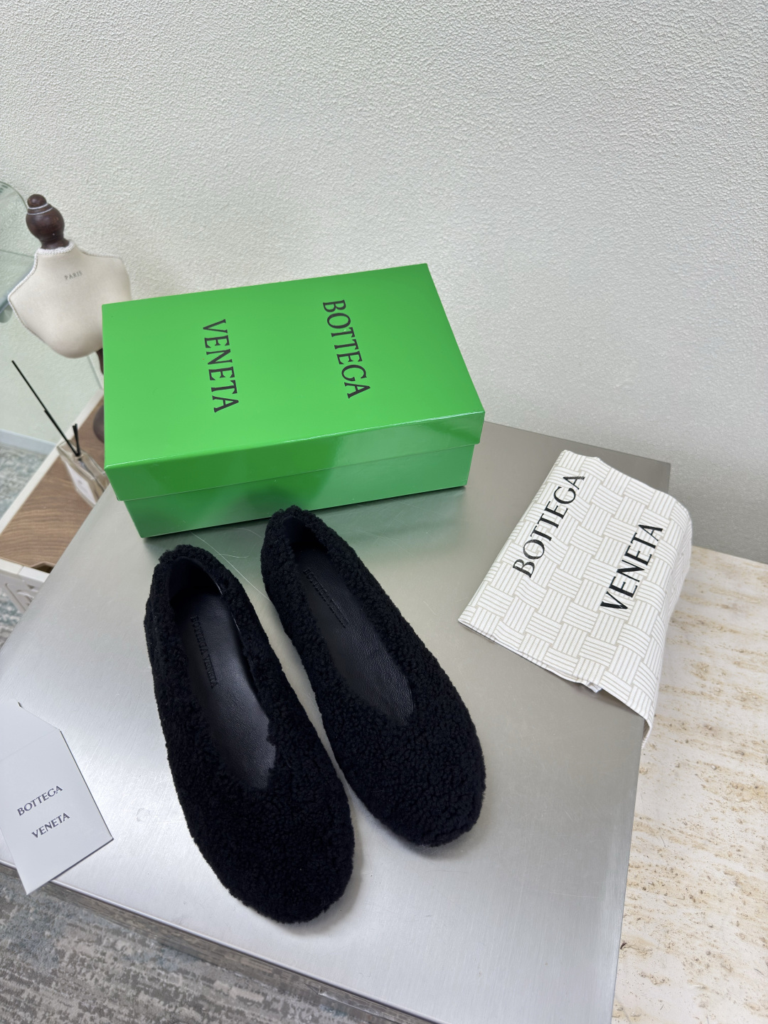 NO:487032,BV Rosa Ballerina Pure wool Single shoes Comfortable Soft Single shoes Series Black Flat design Soft and comfortable Built-in foot pads Like clouds Super soft and comfortable This classic model is simply bv's latest ceiling Colorful versatile Wool craft Hand-knitted High-end Fabric Hand-knitted foot pad sheepskin inner comfortable and high-end Outsole is made of Italian leather outsole & injection rubber craftsmanship Use light dyeing technology Benchmarked version Select original packaging Shoe bags use glue logo technology The highest end of the market Use hot melt glue toe toe heel Easy to rebound and not deformed The upper line is made of Italian computer needle truck Fine workmanship Select original packaging Treat customers sincerely 35 36 37 38 39 40 41 42 (40 41  42 Customized), furry shoes, bottega veneta, sheepskin, Leather soles19860909BV Rosa Ballerina 纯羊毛 单鞋 舒适 柔软 单鞋系列 黑色 平底设计 柔软舒适 内置垫脚 云朵般舒适 超级柔软舒适  这款经典款 简直bv最新天花板啦 彩色百搭  羊毛工艺  手工编织而成 高档舒适 面料 手工编织而成  垫脚羊皮内里舒适高端 大底选用意大利真皮大底&注塑橡胶工艺 运用轻染工艺 对标对版 选用原版包装 鞋子布袋采用印胶logo工艺 市场最高端 采用热熔胶定型鞋头 后跟 易回弹不变形  鞋面车线选用意大利电脑针车 做工精细 选用原版包装 真心对待客人 35 36 37 38 39 40 41 42 （40 41 42 定制）,毛毛鞋单鞋,bottega veneta,sheepskin,Leather soles,Women's Shoes