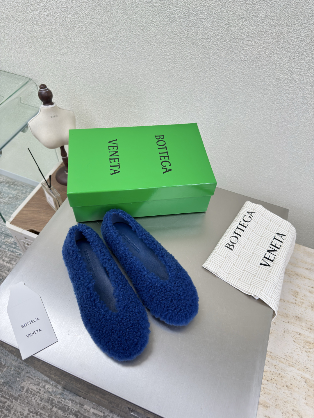 NO:487039,BV Rosa Ballerina Pure wool Single shoes Comfortable Soft Single shoes Series Blue Flat design Soft and comfortable Built-in foot pads Like clouds Super soft and comfortable This classic model is simply bv's latest ceiling Colorful versatile Wool craft Hand-knitted High-end Fabric Hand-knitted foot pad sheepskin inner comfortable and high-end Outsole is made of Italian leather outsole & injection rubber craftsmanship Use light dyeing technology Benchmarked version Select original packaging Shoe bags use glue logo technology The highest end of the market Use hot melt glue toe toe heel Easy to rebound and not deformed The upper line is made of Italian computer needle truck Fine workmanship Select original packaging Treat customers sincerely 35 36 37 38 39 40 41 42 (40 41  42 Customized), furry shoes, bottega veneta, sheepskin, Leather soles19860909BV Rosa Ballerina 纯羊毛 单鞋 舒适 柔软 单鞋系列 蓝色 平底设计 柔软舒适 内置垫脚 云朵般舒适 超级柔软舒适  这款经典款 简直bv最新天花板啦 彩色百搭  羊毛工艺  手工编织而成 高档舒适 面料 手工编织而成  垫脚羊皮内里舒适高端 大底选用意大利真皮大底&注塑橡胶工艺 运用轻染工艺 对标对版 选用原版包装 鞋子布袋采用印胶logo工艺 市场最高端 采用热熔胶定型鞋头 后跟 易回弹不变形  鞋面车线选用意大利电脑针车 做工精细 选用原版包装 真心对待客人 35 36 37 38 39 40 41 42 （40 41 42 定制）,毛毛鞋单鞋,bottega veneta,sheepskin,Leather soles,Women's Shoes