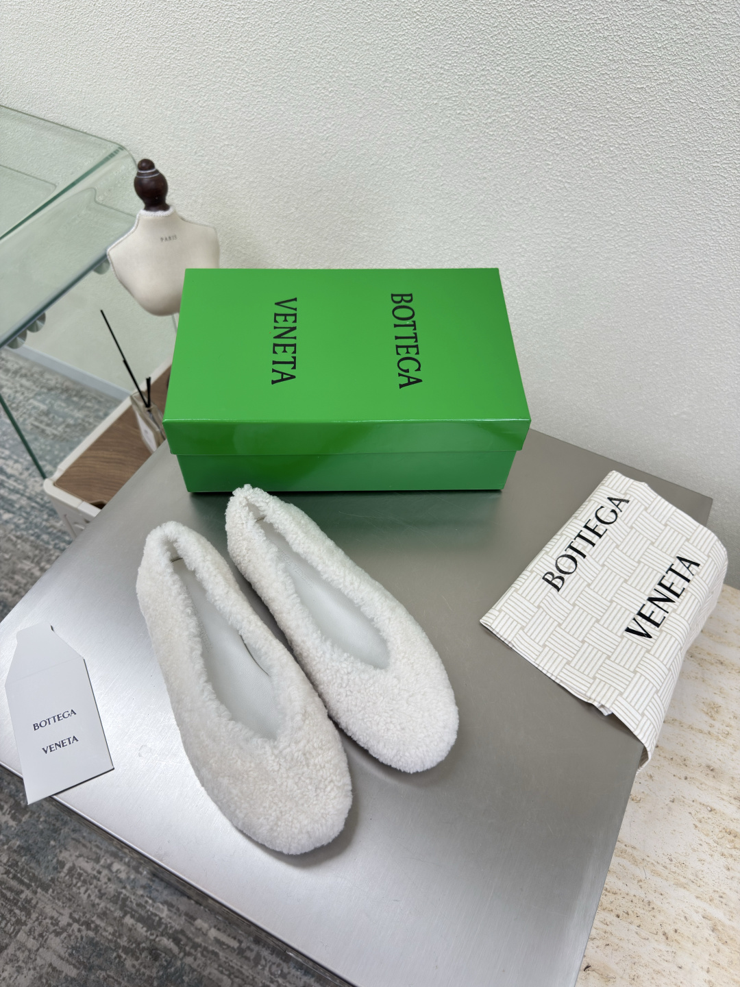 NO:487054,BV Rosa Ballerina Pure wool Single shoes Comfortable Soft Single shoes Series White Flat design Soft and comfortable Built-in foot pads Like clouds Super soft and comfortable This classic model is simply bv’s latest ceiling Colorful versatile Wool craft Hand-knitted High-end Fabric Hand-knitted foot pad sheepskin inner comfortable and high-end Outsole is made of Italian leather outsole & injection rubber craftsmanship Use light dyeing technology Benchmarked version Select original packaging Shoe bags use glue logo technology The highest end of the market Use hot melt glue toe toe heel Easy to rebound and not deformed The upper line is made of Italian computer needle truck Fine workmanship Select original packaging Treat customers sincerely 35 36 37 38 39 40 41 42 (40 41  42 Customized), furry shoes, bottega veneta, sheepskin, Leather soles19860909BV Rosa Ballerina 纯羊毛 单鞋 舒适 柔软 单鞋系列 白色 平底设计 柔软舒适 内置垫脚 云朵般舒适 超级柔软舒适  这款经典款 简直bv最新天花板啦 彩色百搭  羊毛工艺  手工编织而成 高档舒适 面料 手工编织而成  垫脚羊皮内里舒适高端 大底选用意大利真皮大底&注塑橡胶工艺 运用轻染工艺 对标对版 选用原版包装 鞋子布袋采用印胶logo工艺 市场最高端 采用热熔胶定型鞋头 后跟 易回弹不变形  鞋面车线选用意大利电脑针车 做工精细 选用原版包装 真心对待客人 35 36 37 38 39 40 41 42 （40 41 42 定制）,毛毛鞋单鞋,bottega veneta,sheepskin,Leather soles,Women's Shoes