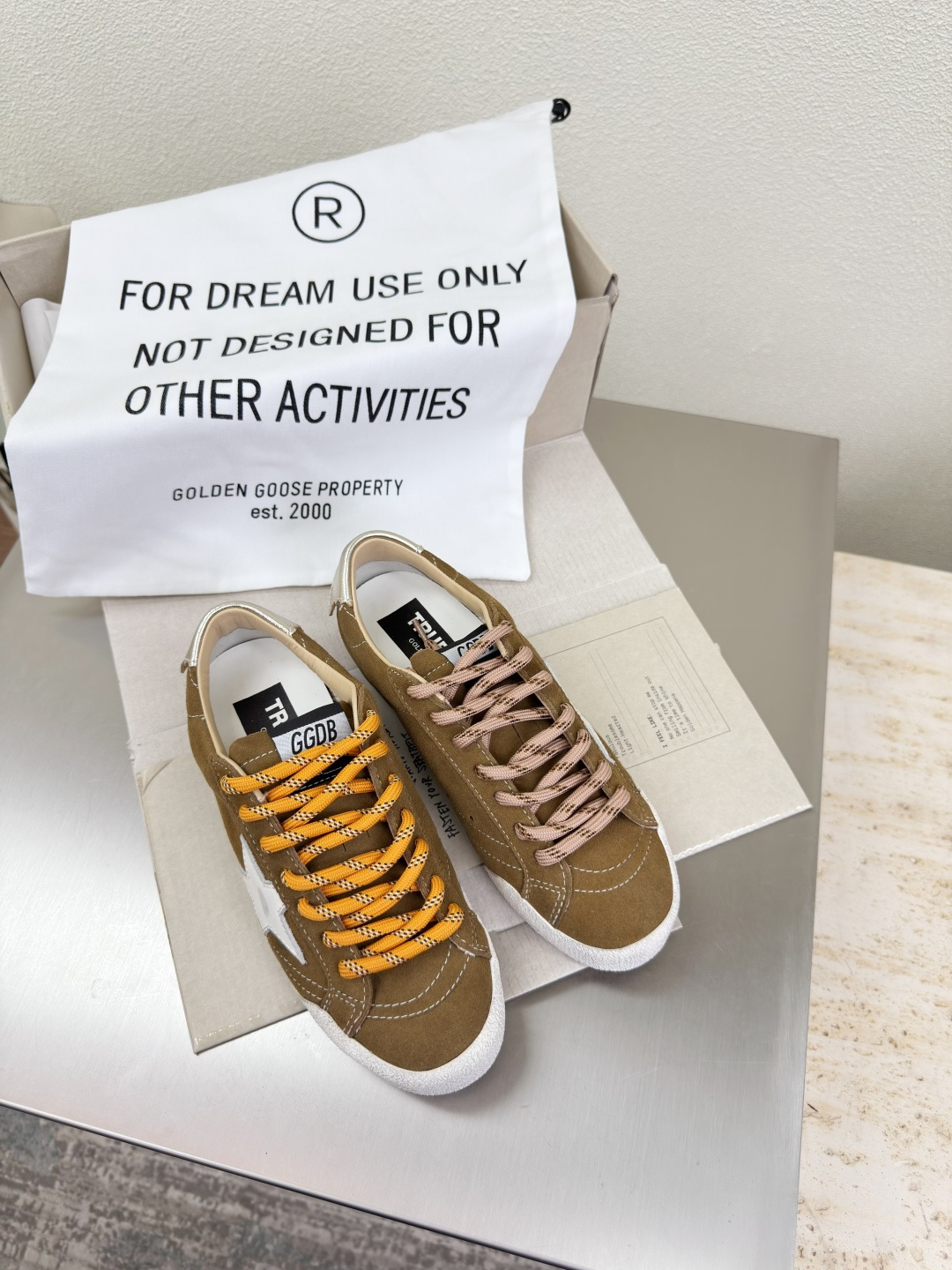 NO:486878,GGDB 25ss couples's German training shoes | Street fashion cool style men's 10 GGDB 25ss couples's German training shoes are so easy to eat!  The unique old design is matched with classic star elements, and the sense of fashion is full. Whether you are going out with your partner or having a party with friends, you can easily become the focus. Fabric, mercerized beef reverse velvet leather, inner lambskin lining, outsole, original uniform combination outsole, women's model 35 36 37 38 39 40 41 Men's model 39 40 41 42 43 44 45 (men's 39 45 customized size) Configure original packaging, casual shoes/sports shoes, sneakers, sheepskin19860909GGDB 25ss情侣款德训鞋|街头潮酷风 男款10 GGDB 25ss情侣款德训鞋也太好嗑啦！ 独特的做旧设计搭配经典的星星元素,时尚感拉满. 无论是和对象出街还是和朋友聚会 都能轻松成为焦点.  面料 对版丝光牛反绒皮  内里 小羊皮里  大底 原版一致组合大底 女款 35 36 37 38 39 40 41 男款39 40 41 42 43 44 45（男39 45 定制码数） 配置原版包装,休闲鞋/运动鞋,sneakers,sheepskin,Women's Shoes