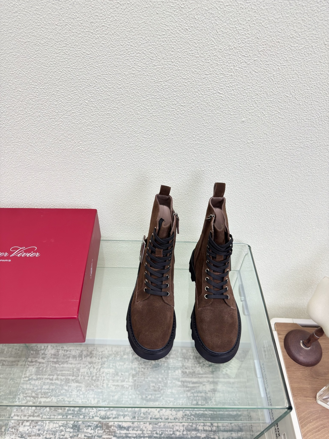 NO:486859,Martin boots RV square painted thick-soled boots High quality Roger Vivier Coffee with original hardware Never fade RV|News, closed eyes Ingenious design of decoration buckle Brand logo No pressure in and out of counter Oil edge craftsmanship Detailed and fine flat design Commuting essentials Fabric Calf reverse velvet leather Tire velvet Inner Foot footbed Sheepskin Gilded craft hardware fasteners 34 35 36 37 38 39 40 41 (34 40 41 Custom made no return) Configure high-quality original packaging, boots, roger vivier, boots, sheepskin19860909马丁靴 RV方烤漆厚底短靴 高品质 RogerVivier罗杰·维维亚 咖啡 搭配原版五金 永不褪色 RV|上新咯,闭眼入  饰扣设计精巧 品牌logo 出入专柜无压力 油边工艺 细致入微  平底设计 通勤必备款  面料 小牛反绒皮 胎牛绒  内里 垫脚 羊皮 鎏金工艺五金扣件 34 35 36 37 38 39 40 41 (34 40 41 定做不退换) 配置高品质原版包装,靴子,roger vivier,boots,sheepskin,Women's Shoes