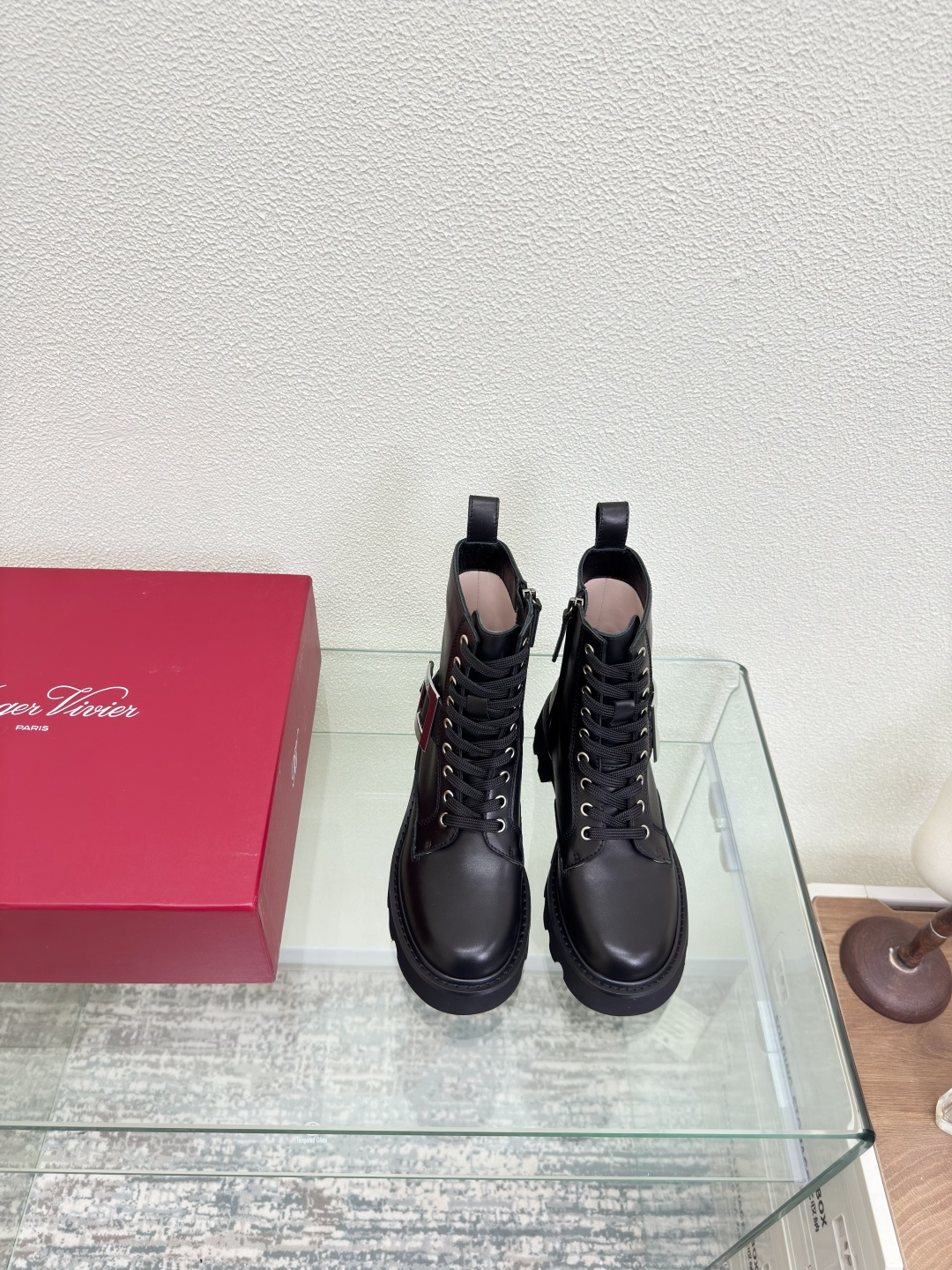 NO:486864,Martin boots RV square painted thick-soled boots High quality Roger Vivier Black calfskin Matched with original hardware Never faded RV|News, closed eyes Ingenious buckle design Brand logo No pressure in and out of counter Oil edge craftsmanship Detailed and fine flat design Commuting essentials Fabric Calfskin Inner Footsteps Sheepskin Gilded crafts hardware fasteners 34 35 36 37 38 39 40 41 (34 40 41 Custom made no return) Configure high-quality original packaging, boots, roger vivier, boots, cowhide, sheepskin19860909马丁靴 RV方烤漆厚底短靴 高品质 RogerVivier罗杰·维维亚 黑色小牛皮 搭配原版五金 永不褪色 RV|上新咯,闭眼入  饰扣设计精巧 品牌logo 出入专柜无压力 油边工艺 细致入微  平底设计 通勤必备款  面料 小牛皮  内里 垫脚 羊皮 鎏金工艺五金扣件 34 35 36 37 38 39 40 41 (34 40 41 定做不退换) 配置高品质原版包装,靴子,roger vivier,boots,cowhide,sheepskin,Women's Shoes