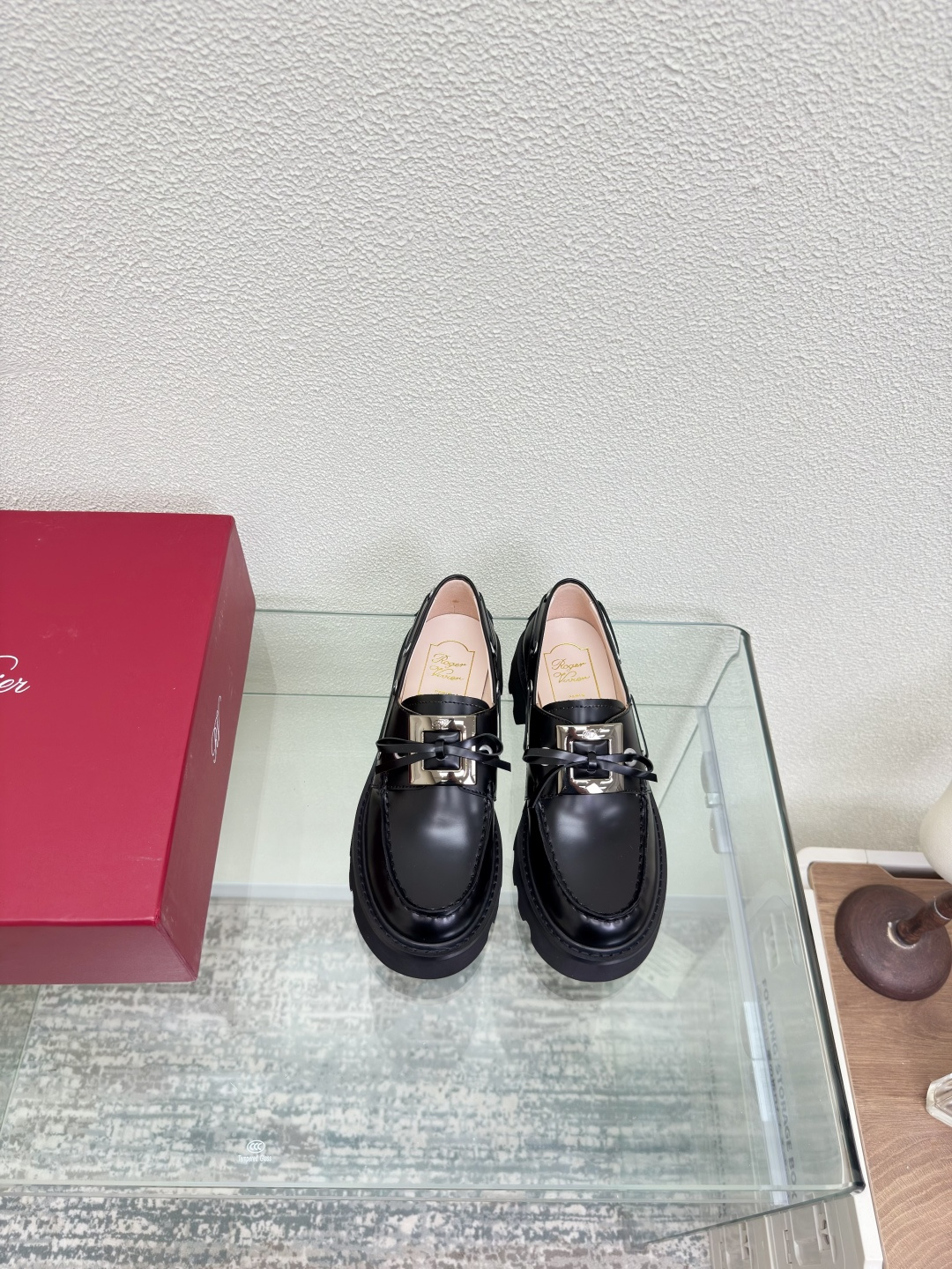 NO:486871,Loafers RV square paint thick sole High quality Roger Vivier Black Matched with original hardware Never fade RV|News, closed eyes Ingenious design of decoration buckle Brand logo No pressure in and out of counter Oil edge craftsmanship Detailed and fine flat design Commuting essentials Fabric Calfskin Inner Footsteps Sheepskin Gilded crafts hardware fasteners 34 35 36 37 38 39 40 41 (34 40 41 Custom made no return) Configure high-quality original packaging, loafers, roger vivier, loafers, cowhide, sheepskin19860909乐福鞋 RV方烤漆厚底 高品质 RogerVivier罗杰·维维亚 黑色 搭配原版五金 永不褪色 RV|上新咯,闭眼入  饰扣设计精巧 品牌logo 出入专柜无压力 油边工艺 细致入微  平底设计 通勤必备款  面料 小牛皮  内里 垫脚 羊皮 鎏金工艺五金扣件 34 35 36 37 38 39 40 41 (34 40 41 定做不退换) 配置高品质原版包装,乐福鞋,roger vivier,loafers,cowhide,sheepskin,Women's Shoes