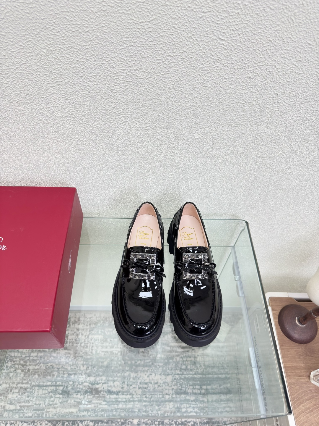 NO:486875,Loafers RV square paint thick sole High quality Roger Vivier Black calf patent leather Matched with original hardware Never faded RV|News, closed eyes Ingenious buckle design Brand logo No pressure in and out of counter Oil edge craftsmanship Detailed and fine flat design Commuting essentials Fabric Calfs patent leather Inner footbed Sheepskin Gilded crafts hardware fasteners 34 35 36 37 38 39 40 41 (34 40 41 Custom made no return) Configure high-quality original packaging, loafers, roger vivier, loafers, cowhide, sheepskin19860909乐福鞋 RV方烤漆厚底 高品质 RogerVivier罗杰·维维亚 黑色小牛漆皮 搭配原版五金 永不褪色 RV|上新咯,闭眼入  饰扣设计精巧 品牌logo 出入专柜无压力 油边工艺 细致入微  平底设计 通勤必备款  面料 小牛皮漆皮  内里 垫脚 羊皮 鎏金工艺五金扣件 34 35 36 37 38 39 40 41 (34 40 41 定做不退换) 配置高品质原版包装,乐福鞋,roger vivier,loafers,cowhide,sheepskin,Women's Shoes