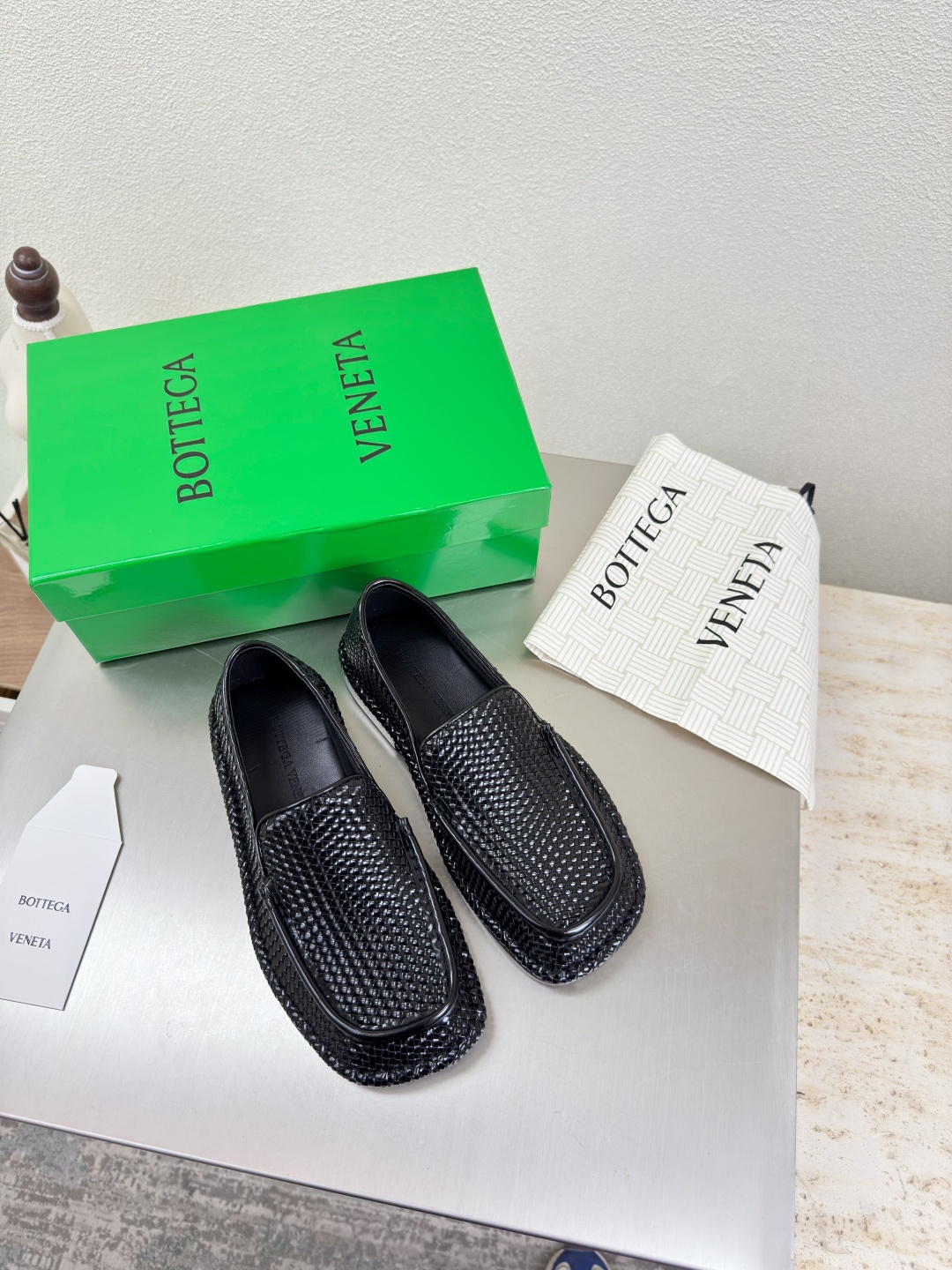 NO:486881,BV Daddy Loafer 3mm series 3mm grade knitted single shoes genuine leather hand-woven men's 10 black knitted this classic model is the latest bv ceiling. Two-color versatile. Pure hand-made. Simple piece of leather 3mm strips. Hand-woven. High-end comfort. The fabric is made of high-quality calfskin with edges. The footbed sheepskin is comfortable and high-end. The outsole is made of Italian leather outsole & injection rubber technology. Light dyeing technology. Benchmarked. The original packaging. The shoe bag uses glue-printing logo technology. The highest end of the market. The toe is made of hot melt glue. The toe is fixed. The heel is easy to rebound and does not deform. The upper line is made of Italian computer needle truck. The workmanship is fine. The original packaging is treated with customers sincerely. 35 36 37 38 39 40 41  42 (40 41 42 43 Customized), loafers, bottega veneta, loafers, cowhide, sheepskin, Leather soles19860909BV Daddy Loafer 乐福鞋 3毫米级系列 3毫米级 编织单鞋 真皮手工编织  男款10 黑色 编织 这款经典款 简直bv最新天花板啦 双色彩色百搭  纯手工打造  简约一块皮3毫米抽条  手工编织而成 高档舒适 面料选用优质小牛皮开边朱 垫脚羊皮内里舒适高端 大底选用意大利真皮大底&注塑橡胶工艺 运用轻染工艺 对标对版 选用原版包装 鞋子布袋采用印胶logo工艺 市场最高端 采用热熔胶定型鞋头 后跟 易回弹不变形  鞋面车线选用意大利电脑针车 做工精细 选用原版包装 真心对待客人 35 36 37 38 39 40 41 42 （40 41 42 43 定制）,乐福鞋,bottega veneta,loafers,cowhide,sheepskin,Leather soles,Women's Shoes