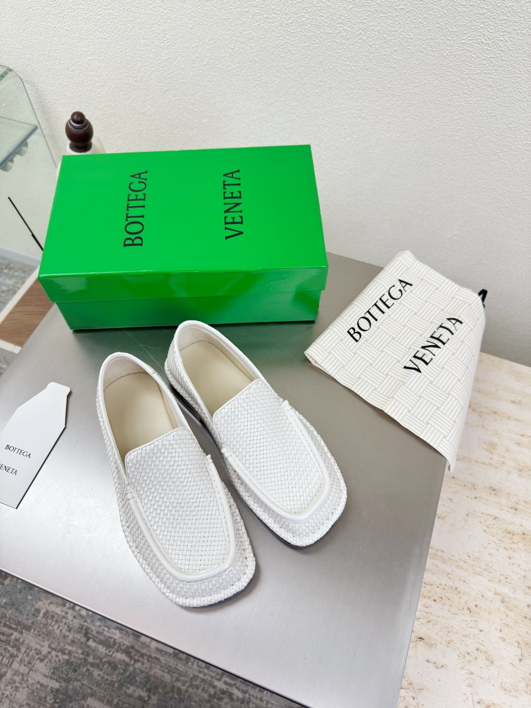 NO:486886,BV Daddy Loafer 3mm series 3mm grade knitted single shoes genuine leather hand-woven men's 10m white knitted This classic model is simply the latest bv ceiling. Two-color versatile. Pure hand-made. Simple leather 3mm strips. Hand-woven. High-end comfort. The fabric is made of high-quality calfskin with edges. The footbed sheepskin is comfortable and high-end. The outsole is made of Italian leather outsole & injection rubber technology. Light dyeing technology. Benchmarked. The original packaging. The shoe bag uses glue-printing logo technology. The highest end of the market. The toe is made of hot melt glue. The toe is fixed. The heel is easy to rebound and does not deform. The upper line is made of Italian computer needle truck. The workmanship is fine. The original packaging is treated with customers sincerely. 35 36 37 38 39 40 41  42 (40 41 42 43 Customized), loafers, bottega veneta, loafers, cowhide, sheepskin, Leather soles19860909BV Daddy Loafer 乐福鞋 3毫米级系列 3毫米级 编织单鞋 真皮手工编织  男款10 米白编织 这款经典款 简直bv最新天花板啦 双色彩色百搭  纯手工打造  简约一块皮3毫米抽条  手工编织而成 高档舒适 面料选用优质小牛皮开边朱 垫脚羊皮内里舒适高端 大底选用意大利真皮大底&注塑橡胶工艺 运用轻染工艺 对标对版 选用原版包装 鞋子布袋采用印胶logo工艺 市场最高端 采用热熔胶定型鞋头 后跟 易回弹不变形  鞋面车线选用意大利电脑针车 做工精细 选用原版包装 真心对待客人 35 36 37 38 39 40 41 42 （40 41 42 43 定制）,乐福鞋,bottega veneta,loafers,cowhide,sheepskin,Leather soles,Women's Shoes