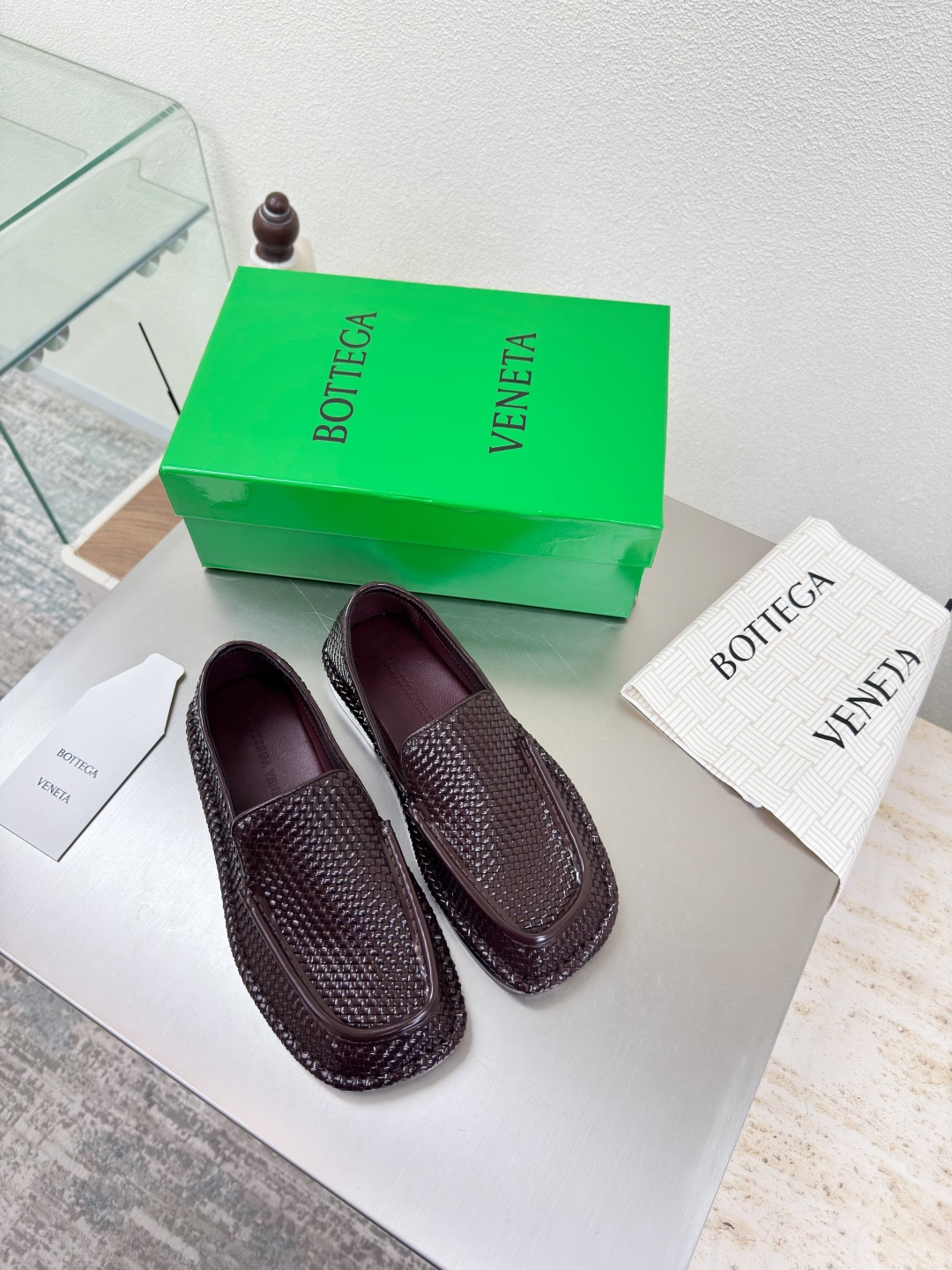 NO:486891,BV Daddy Loafer 3mm series 3mm grade knitted single shoes genuine leather hand-woven men's 10 brown knitted This classic model is simply the latest bv ceiling. Two-color color versatile. Pure hand-made. Simple piece of leather 3mm strips. Hand-woven. High-end comfort. The fabric is made of high-quality calfskin with edges. The footbed sheepskin is comfortable and high-end. The outsole is made of Italian leather outsole & injection rubber technology. Light dyeing technology. Benchmarked. The original packaging. The shoe bag uses glue-printing logo technology. The highest end of the market. The toe is made of hot melt glue. The toe is fixed. The heel is easy to rebound and does not deform. The upper line is made of Italian computer needle truck. The workmanship is fine. The original packaging is treated with customers sincerely. 35 36 37 38 39 40 41  42 (40 41 42 43 Customized), loafers, bottega veneta, loafers, cowhide, sheepskin, Leather soles19860909BV Daddy Loafer 乐福鞋 3毫米级系列 3毫米级 编织单鞋 真皮手工编织  男款10 咖啡色编织 这款经典款 简直bv最新天花板啦 双色彩色百搭  纯手工打造  简约一块皮3毫米抽条  手工编织而成 高档舒适 面料选用优质小牛皮开边朱 垫脚羊皮内里舒适高端 大底选用意大利真皮大底&注塑橡胶工艺 运用轻染工艺 对标对版 选用原版包装 鞋子布袋采用印胶logo工艺 市场最高端 采用热熔胶定型鞋头 后跟 易回弹不变形  鞋面车线选用意大利电脑针车 做工精细 选用原版包装 真心对待客人 35 36 37 38 39 40 41 42 （40 41 42 43 定制）,乐福鞋,bottega veneta,loafers,cowhide,sheepskin,Leather soles,Women's Shoes