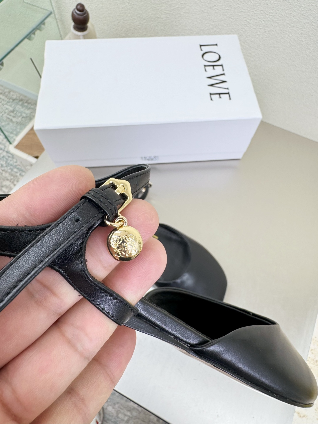 NO:489642,Apple head, empty back shoes, Loewe Mary Jane single shoes, showing the beauty of lambskin, upper lambskin, inner lining: calf leather, black, loewe autumn super versatile, cat heel bag-toe slippers, this one is comfortable and versatile! Super suitable for wide and high instep, does not require running-in period, and is very special in old colors, and there will be no deep pleat marks. Recommended index: loewe lambskin material, soft and comfortable flash diamond series 35 36 37 38 39 40 41 (40 41 customized size) Configure original packaging, semi-torch, loewe, loewe, mary jane, slippers, cowhide, sheepskin19860909苹果头 后空鞋 罗意威 Loewe 玛丽珍 单鞋 尽显小羊皮之美 鞋面小羊皮 内里: 小牛皮里 黑色  loewe秋日超百搭 猫跟包头拖鞋 这款舒服又百搭! 超级适合宽和高脚背,不需要磨合期,并且做旧色很特别,也不会有很深的褶痕印 推荐指数: loewe 小羊皮材质 柔美舒适 闪钻系列 35 36 37 38 39 40 41（40 41 定制码数） 配置原版包装,半拖,loewe,loewe,mary jane,slippers,cowhide,sheepskin,Women's Shoes