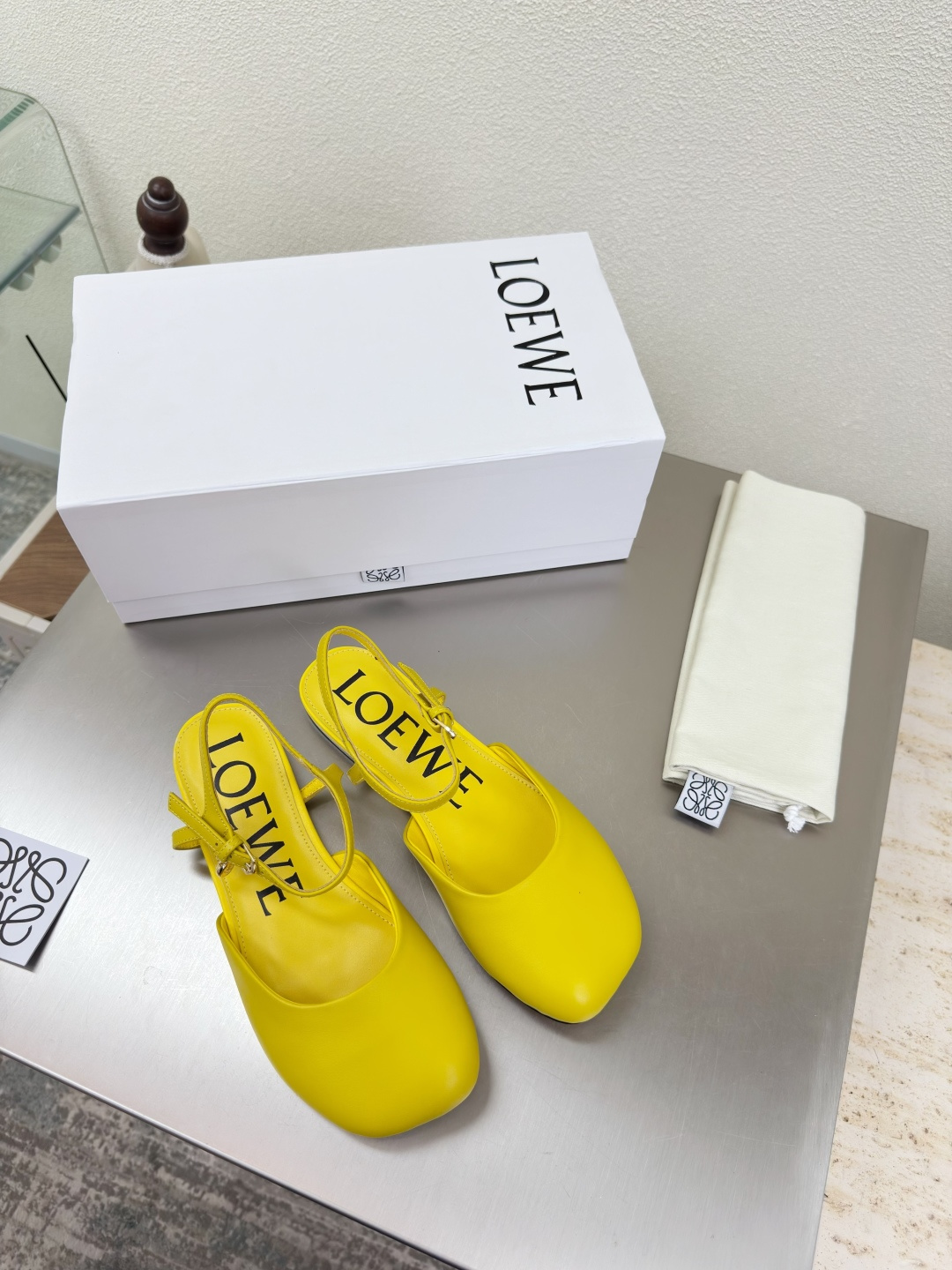 NO:489650,Apple head, empty back shoes, Loewe Mary Jane single shoes, showing the beauty of lambskin, upper lambskin, inner lining: calf leather, lemon yellow, loewe autumn super versatile, cat heel bag-toe slippers, this one is comfortable and versatile! Super suitable for wide and high instep, does not require running-in period, and is very special in old colors, and there will be no deep pleat marks. Recommended index: loewe lambskin material, soft and comfortable flash diamond series 35 36 37 38 39 40 41 (40 41 customized size) Configure original packaging, semi-torch, loewe, loewe, mary jane, slippers, cowhide, sheepskin19860909苹果头 后空鞋 罗意威 Loewe 玛丽珍 单鞋 尽显小羊皮之美 鞋面小羊皮 内里: 小牛皮里 柠檬黄  loewe秋日超百搭 猫跟包头拖鞋 这款舒服又百搭! 超级适合宽和高脚背,不需要磨合期,并且做旧色很特别,也不会有很深的褶痕印 推荐指数: loewe 小羊皮材质 柔美舒适 闪钻系列 35 36 37 38 39 40 41（40 41 定制码数） 配置原版包装,半拖,loewe,loewe,mary jane,slippers,cowhide,sheepskin,Women's Shoes