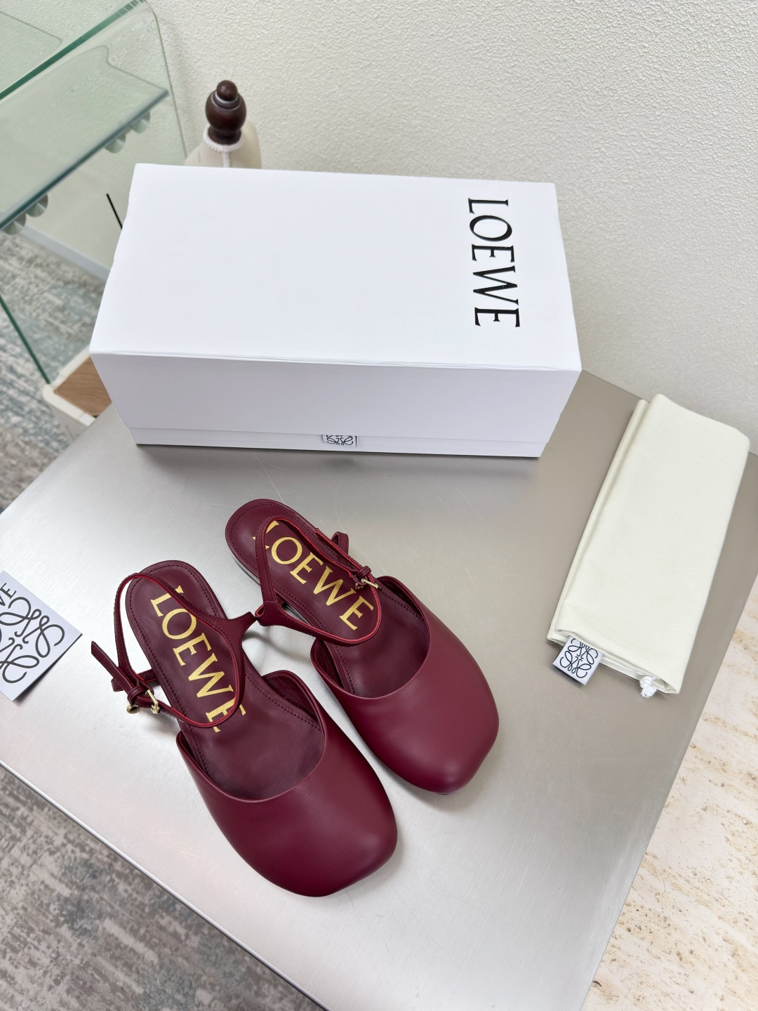 NO:489660,Apple head, empty back shoes, Loewe Mary Jane single shoes, showing the beauty of lambskin upper, lambskin inner lining: calf leather, burgundy, loewe autumn super versatile, cat heel bag-toe slippers, this one is comfortable and versatile! Super suitable for wide and high instep, does not require running-in period, and is very special in old colors, and there will be no deep pleat marks. Recommended index: loewe lambskin material, soft and comfortable flash diamond series 35 36 37 38 39 40 41 (40 41 customized size) Configure original packaging, semi-torch, loewe, loewe, mary jane, slippers, cowhide, sheepskin19860909苹果头 后空鞋 罗意威 Loewe 玛丽珍 单鞋 尽显小羊皮之美 鞋面小羊皮 内里: 小牛皮里 酒红色  loewe秋日超百搭 猫跟包头拖鞋 这款舒服又百搭! 超级适合宽和高脚背,不需要磨合期,并且做旧色很特别,也不会有很深的褶痕印 推荐指数: loewe 小羊皮材质 柔美舒适 闪钻系列 35 36 37 38 39 40 41（40 41 定制码数） 配置原版包装,半拖,loewe,loewe,mary jane,slippers,cowhide,sheepskin,Women's Shoes