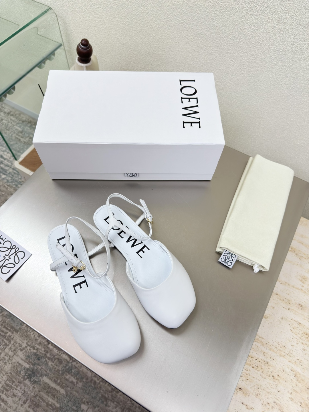 NO:489667,Apple head, empty back shoes, Loewe Mary Jane single shoes, showing the beauty of lambskin upper, lambskin inner lining: calf leather, white, loewe autumn super versatile, cat heel bag-toe slippers, this one is comfortable and versatile! Super suitable for wide and high instep, does not require running-in period, and is very special in old colors, and there will be no deep pleat marks. Recommended index: loewe lambskin material, soft and comfortable flash diamond series 35 36 37 38 39 40 41 (40 41 customized size) Configure original packaging, semi-torch, loewe, loewe, mary jane, slippers, cowhide, sheepskin19860909苹果头 后空鞋 罗意威 Loewe 玛丽珍 单鞋 尽显小羊皮之美 鞋面小羊皮 内里: 小牛皮里 白色  loewe秋日超百搭 猫跟包头拖鞋 这款舒服又百搭! 超级适合宽和高脚背,不需要磨合期,并且做旧色很特别,也不会有很深的褶痕印 推荐指数: loewe 小羊皮材质 柔美舒适 闪钻系列 35 36 37 38 39 40 41（40 41 定制码数） 配置原版包装,半拖,loewe,loewe,mary jane,slippers,cowhide,sheepskin,Women's Shoes