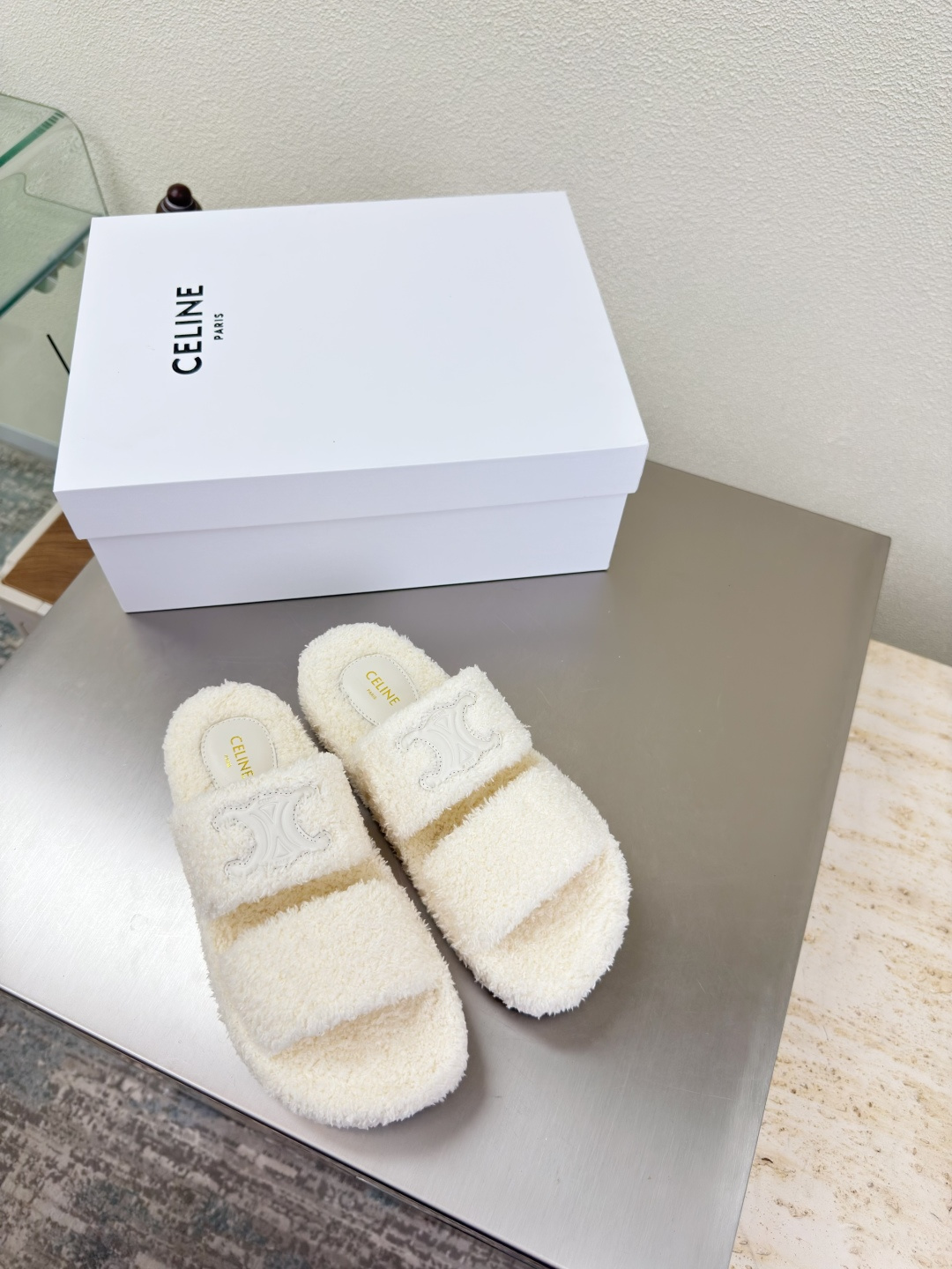 NO:489623,CELINE exclusive short velvet material Arc de Triomphe series Classic slippers Celine Family element design logo Calfskin Arc de Triomphe logo Beautiful short velvet full of three-dimensionality Benchmark version Comfortable high-end footbed lambskin Original design Midsole choose original consistent version Set midsole Original consistent molded outsole Clear three-dimensional Small details See great focus Original consistent fabric Configuration original packaging 35 36 37 38 39 40 41 42 Customized size Super beautiful Super age-reducing, fur shoes slippers, celine, celine, slippers, cowhide, sheepskin19860909CELINE 专属 短绒材质 凯旋门系列 经典拖鞋   赛琳 家族元素设计 logo  小牛皮 凯旋门logo  米白 短绒  立体感十足 对标对版  舒适高端   垫脚 小羊皮  原版设计 中底选用原版一致 定型中底  原版一致成型大底 清晰 立体  小细节见大专注  原版一致面料  配置原版包装  35 36 37 38 39 40 41 42  40 41 42 码定制 超级美 超级减龄,毛毛鞋拖鞋,celine,celine,slippers,cowhide,sheepskin,Women's Shoes