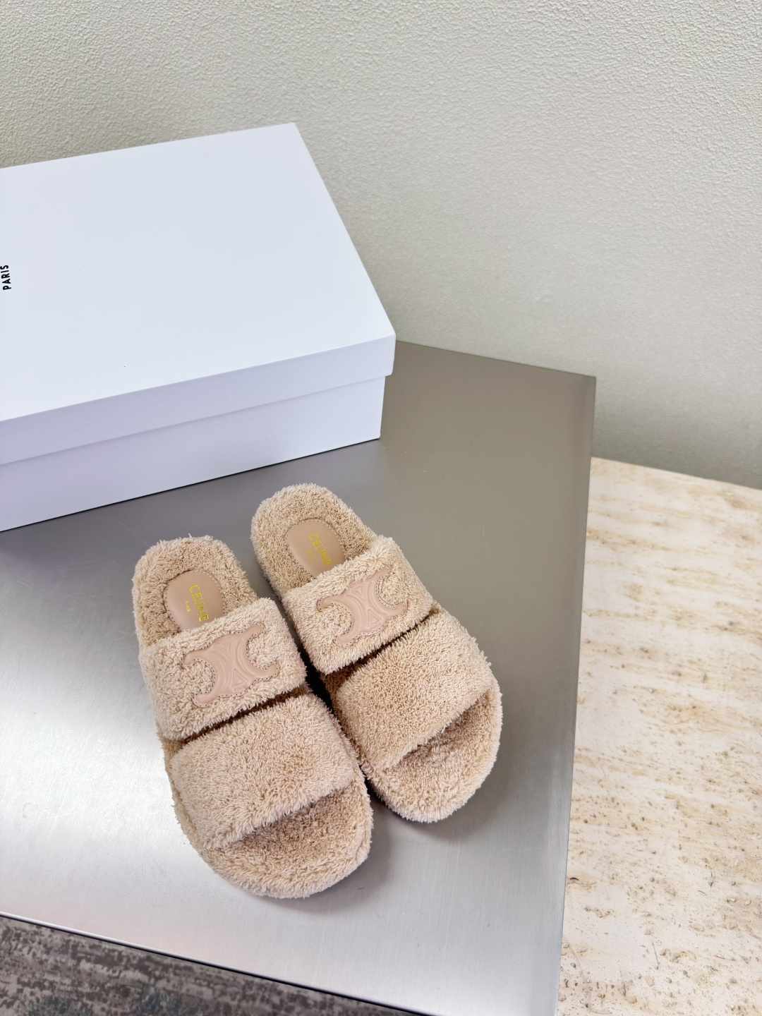 NO:489634,CELINE exclusive short velvet material Arc de Triomphe series Classic slippers Celine Family element design logo Calfskin Arc de Triomphe logo apricot pink short velvet full of three-dimensionality Benchmark version Comfortable high-end footbed lambskin Original design Midsole choose original consistent version Set midsole Original consistent molded outsole Clear three-dimensional Small details See great focus Original consistent fabric Configuration original packaging 35 36 37 38 39 40 41 42 40 41 42 Customized size Super beautiful Super age-reducing, fur shoes slippers, celine, celine, slippers, cowhide, sheepskin19860909CELINE 专属 短绒材质 凯旋门系列 经典拖鞋   赛琳 家族元素设计 logo  小牛皮 凯旋门logo  杏粉色 短绒  立体感十足 对标对版  舒适高端   垫脚 小羊皮  原版设计 中底选用原版一致 定型中底  原版一致成型大底 清晰 立体  小细节见大专注  原版一致面料  配置原版包装  35 36 37 38 39 40 41 42  40 41 42 码定制 超级美 超级减龄,毛毛鞋拖鞋,celine,celine,slippers,cowhide,sheepskin,Women's Shoes