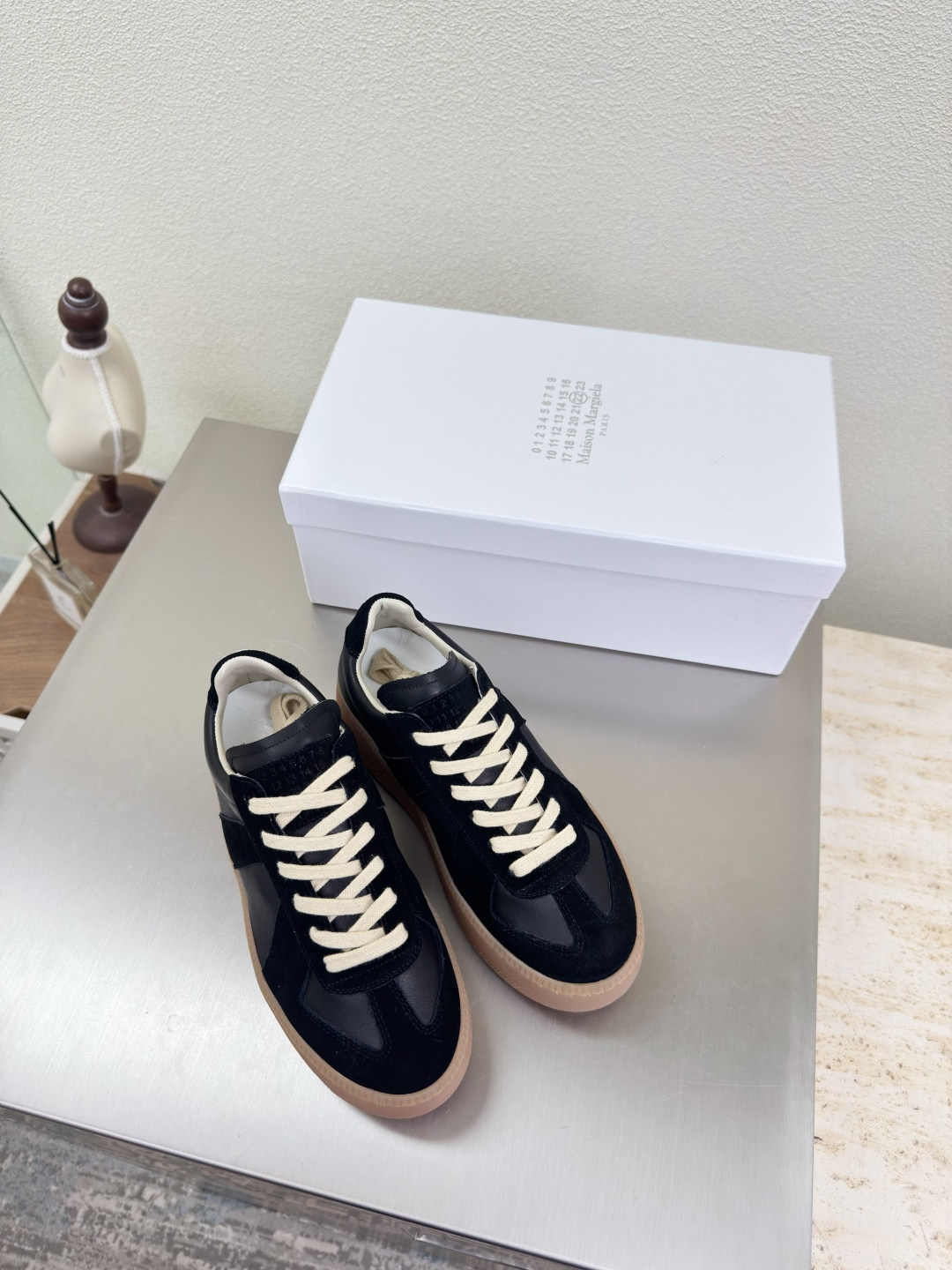 NO:489600,Thick sole, hot New German training shoes MM6 Maison Margiela Gaomerlin reverse velvet leather water-dyed cowhide leather hot fashion style Black Mm6 Maison Margiela's experiment starts from the functionalist deconstruction aesthetic, unexpected playful and avant-garde interpretation, changeable and simple style tailoring, presenting an extremely creative fashion experimental style. Leather outsole design Gaomerlin reverse velvet Comfortable and delicate Water-dyed cowhide leather lid High-end version Rebellious and low-key Mm6 Maison Marqiela has released new styles, fashionable shoes with pragmatism as the core of the design. The avant-garde design is similar to the main line Tabi split-toe styling design. Paired with the top layer cowhide leather upper, water-dyed cowhide inner neat upper, modern and fashionable at the same time, it can also become one of the most practical items for daily wardrobe wear!  The outsole is made of original uniform outsole with digital heels for women 35 36 37 38 39 40 (40 customization), casual shoes/sports shoes,masion margiela,sneakers,cowhide,Leather soles19860909厚底 火爆新德训鞋 MM6 Maison Margiela 高丝光牛反绒皮水染牛皮 大热时尚风格 黑色  Mm6 Maison Margiela的实验性从功能主义的解构美学出发,意想不到的玩味和前卫演绎,多变的简约风格剪裁,呈现创意无比的时装实验造型. 真皮大底设计 高丝光牛反绒 舒服细腻 水染牛皮里 皮里 高端对版  反叛又低调的Mm6 Maison Marqiela再出新款,以实用主义为设计核心的时髦鞋履. 前卫的设计与主线的Tabi分趾造型设计有着异曲同工 搭配头层牛皮鞋面,水染牛皮内里 利落的鞋面设计,摩登时髦的同时也可以成为日常衣橱非常实穿的单品之一! 大底选用原版一致大底 搭配数字跟 女 35 36 37 38 39 40 (40 定制),休闲鞋/运动鞋,masion margiela,sneakers,cowhide,Leather soles,Women's Shoes