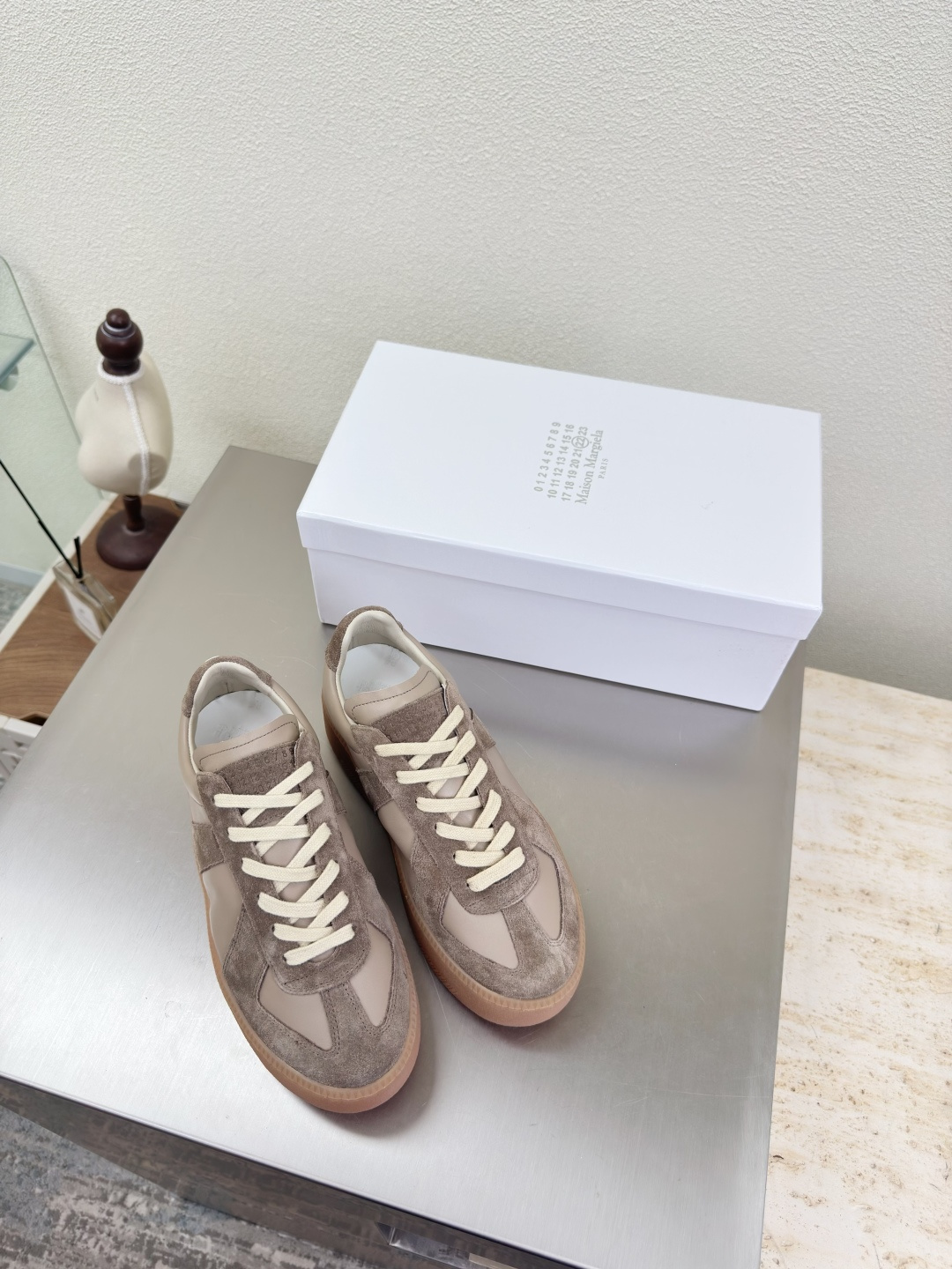 NO:489606,Thick sole Hot New German training shoes MM6 Maison Margiela Gao Mercury beef reverse velvet leather water-dyed cowhide leather hot fashion style Apricot Mm6 Maison Margiela's experiment starts from the functionalist deconstruction aesthetics, unexpected playful and avant-garde interpretation, changeable and simple style tailoring, presenting an extremely creative fashion experimental shape. Leather outsole design Gao Mercury beef reverse velvet comfortable and delicate Water-dyed cowhide leather lining high-end version Rebellious and low-key Mm6 Maison Marqiela has released new styles, fashionable shoes with pragmatism as the core of the design. The avant-garde design is similar to the main line Tabi split-toe styling design, matched with the top layer cowhide leather upper, water-dyed cowhide inner lining  The neat upper design is modern and fashionable, and it can also become one of the most practical items for daily wardrobe wear! The outsole uses the original uniform outsole with digital heels for women 35 36 37 38 39 40 (40 customization), casual shoes/sports, masion margiela, sneakers, cowhide, Leather soles19860909厚底 火爆新德训鞋 MM6 Maison Margiela 高丝光牛反绒皮水染牛皮 大热时尚风格 杏色  Mm6 Maison Margiela的实验性从功能主义的解构美学出发,意想不到的玩味和前卫演绎,多变的简约风格剪裁,呈现创意无比的时装实验造型. 真皮大底设计 高丝光牛反绒 舒服细腻 水染牛皮里 皮里 高端对版  反叛又低调的Mm6 Maison Marqiela再出新款,以实用主义为设计核心的时髦鞋履. 前卫的设计与主线的Tabi分趾造型设计有着异曲同工 搭配头层牛皮鞋面,水染牛皮内里 利落的鞋面设计,摩登时髦的同时也可以成为日常衣橱非常实穿的单品之一! 大底选用原版一致大底 搭配数字跟 女 35 36 37 38 39 40 (40 定制),休闲鞋/运动鞋,masion margiela,sneakers,cowhide,Leather soles,Women's Shoes