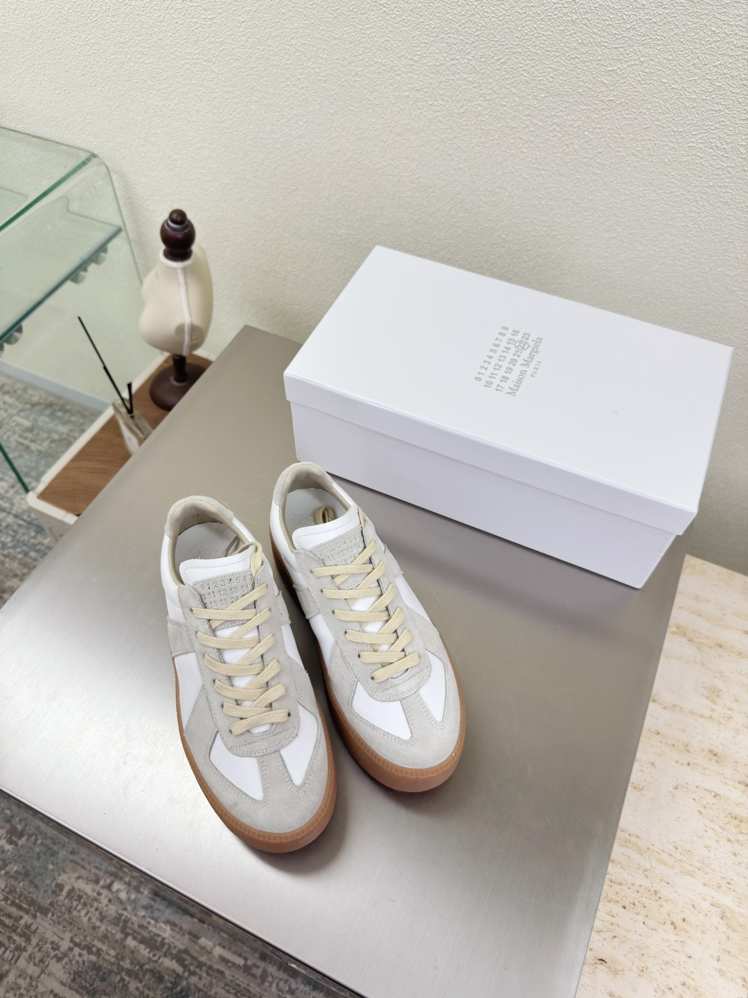 NO:489612,Thick sole Popular New German training shoes MM6 Maison Margiela Gao Mercury beef reverse velvet leather water dye cowhide hot fashion style gray and white Mm6 Maison Margiela's experiment starts from the functionalist deconstruction aesthetics, unexpected playful and avant-garde interpretation, changeable and simple style tailoring, presenting an extremely creative fashion experimental shape. Leather outsole design Gao Mercury beef reverse velvet comfortable and delicate water dye cowhide li piri high-end version Rebellious and low-key Mm6 Maison Marqiela has released new styles, fashionable shoes with pragmatism as the core of the design. The avant-garde design is similar to the main line Tabi split-toe styling design, matched with the top layer cowhide upper, water dye cowhide inner lining  The neat upper design is modern and fashionable, and it can also become one of the most practical items for daily wardrobe wear! The outsole uses the original uniform outsole with digital heels for women 35 36 37 38 39 40 (40 customization), casual shoes/sports, masion margiela, sneakers, cowhide, Leather soles19860909厚底 火爆新德训鞋 MM6 Maison Margiela 高丝光牛反绒皮水染牛皮 大热时尚风格 灰白 Mm6 Maison Margiela的实验性从功能主义的解构美学出发,意想不到的玩味和前卫演绎,多变的简约风格剪裁,呈现创意无比的时装实验造型. 真皮大底设计 高丝光牛反绒 舒服细腻 水染牛皮里 皮里 高端对版  反叛又低调的Mm6 Maison Marqiela再出新款,以实用主义为设计核心的时髦鞋履. 前卫的设计与主线的Tabi分趾造型设计有着异曲同工 搭配头层牛皮鞋面,水染牛皮内里 利落的鞋面设计,摩登时髦的同时也可以成为日常衣橱非常实穿的单品之一! 大底选用原版一致大底 搭配数字跟 女 35 36 37 38 39 40 (40 定制),休闲鞋/运动鞋,masion margiela,sneakers,cowhide,Leather soles,Women's Shoes