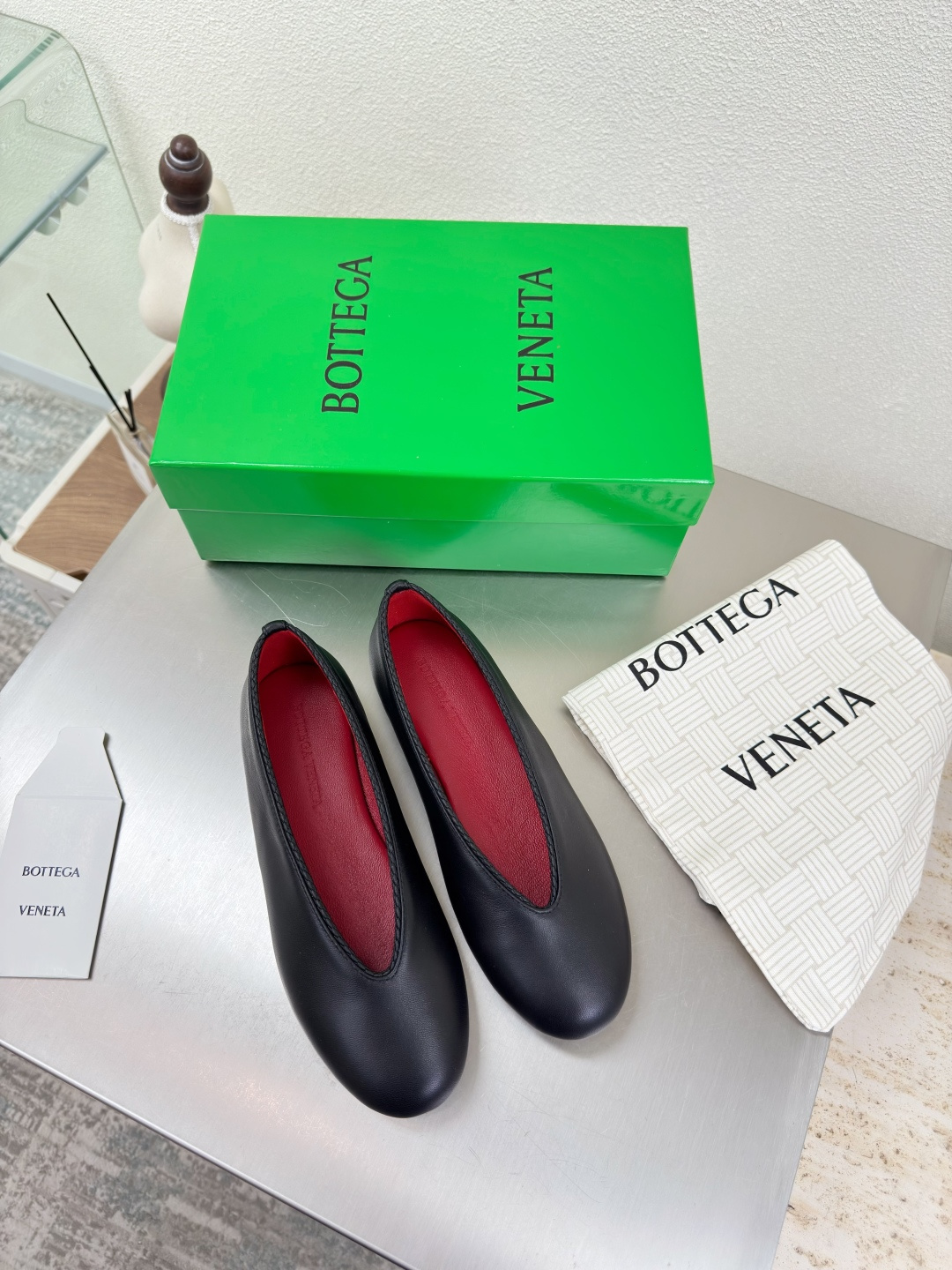 NO:492145,High-quality color matching BV Rosa ballet shoes black lambskin round leather lace inlaid shoe mouth Single shoe series Flat sole design Soft and comfortable Built-in foot pads as clouds Hand-woven lace inlaid shoe mouth Super soft and comfortable This classic model is simply bv latest ceiling Colorful versatile mm pull strips Shoe mouth inlaid hand-woven hand-woven foot pad sheepskin inner comfortable and high-end Outsole with Italian leather outsole & injection rubber craftsmanship Use light dyeing technology Benchmarked version Select original packaging Shoe bags adopt glue logo technology The highest end of the market Use hot melt glue to shape the toe heel easily rebound and does not deform the upper line is Italian computer needle truck Fine workmanship Select original packaging Treat customers sincerely  35 36 37 38 39 40 41 42 (40 41 42 Customized), ballet shoes, bottega veneta, sheepskin, Leather soles19860909高定配色 BV Rosa 芭蕾舞鞋 黑色 小羊皮 圆皮花边 镶嵌鞋口 单鞋系列 平底设计 柔软舒适 内置垫脚 云朵般舒适 手工编织花边 镶嵌鞋口 超级柔软舒适  这款经典款 简直bv最新天花板啦 彩色百搭  毫米抽条 鞋口镶嵌  手工编织而成 高档舒适 面料选用优质小羊皮 手工编织而成  垫脚羊皮内里舒适高端 大底选用意大利真皮大底&注塑橡胶工艺 运用轻染工艺 对标对版 选用原版包装 鞋子布袋采用印胶logo工艺 市场最高端 采用热熔胶定型鞋头 后跟 易回弹不变形  鞋面车线选用意大利电脑针车 做工精细 选用原版包装 真心对待客人 35 36 37 38 39 40 41 42 （40 41 42 定制）,芭蕾舞鞋,bottega veneta,sheepskin,Leather soles,Women's Shoes