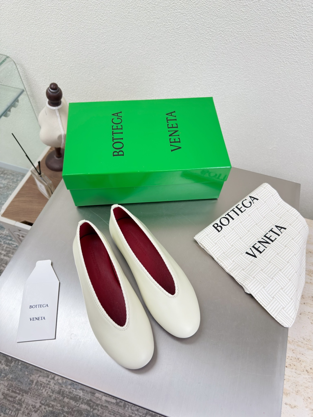 NO:492151,High-quality color matching BV Rosa ballet shoes sea salt white lambskin round leather lace inlaid shoe mouth Single shoe series Flat sole design Soft and comfortable Built-in foot pads Like clouds Hand-woven lace inlaid shoe mouth Super soft and comfortable This classic model is simply bv latest ceiling Colorful versatile mm pull strips Shoe mouth inlaid hand-woven hand-woven foot pad sheepskin inner comfortable and high-end Outsole with Italian leather outsole & injection rubber craftsmanship Use light dyeing technology Benchmarked version Select original packaging Shoe bags adopt glue logo technology The highest end of the market Use hot melt glue to shape the toe heel easily rebound and does not deform The upper line is Italian computer needle truck Fine workmanship Select original packaging  Treat guests sincerely 35 36 37 38 39 40 41 42 (40 41 42 Customized), ballet shoes, bottega veneta, sheepskin, Leather soles19860909高定配色 BV Rosa 芭蕾舞鞋 海盐白 小羊皮 圆皮花边 镶嵌鞋口 单鞋系列 平底设计 柔软舒适 内置垫脚 云朵般舒适 手工编织花边 镶嵌鞋口 超级柔软舒适  这款经典款 简直bv最新天花板啦 彩色百搭  毫米抽条 鞋口镶嵌  手工编织而成 高档舒适 面料选用优质小羊皮 手工编织而成  垫脚羊皮内里舒适高端 大底选用意大利真皮大底&注塑橡胶工艺 运用轻染工艺 对标对版 选用原版包装 鞋子布袋采用印胶logo工艺 市场最高端 采用热熔胶定型鞋头 后跟 易回弹不变形  鞋面车线选用意大利电脑针车 做工精细 选用原版包装 真心对待客人 35 36 37 38 39 40 41 42 （40 41 42 定制）,芭蕾舞鞋,bottega veneta,sheepskin,Leather soles,Women's Shoes