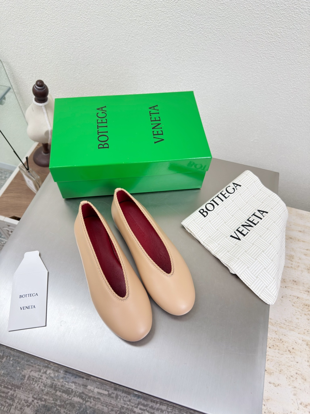 NO:492157,High-quality color matching BV Rosa ballet shoes Apricot color lambskin round leather lace inlaid shoe mouth Single shoe series Flat sole design Soft and comfortable Built-in foot pads Like clouds Hand-woven lace inlaid shoe mouth Super soft and comfortable This classic model is simply bv latest ceiling Colorful versatile mm pull strips Shoe mouth inlaid hand-woven hand-woven foot pad sheepskin inner comfortable and high-end Outsole with Italian leather outsole & injection rubber craftsmanship Use light dyeing technology Benchmarked version Select original packaging Shoe bags adopt glue logo technology The highest end of the market Use hot melt glue to shape the toe heel easily rebound and does not deform The upper line is Italian computer needle truck Fine workmanship Select original packaging Treat customers sincerely  35 36 37 38 39 40 41 42 (40 41 42 Customized), ballet shoes, bottega veneta, sheepskin, Leather soles19860909高定配色 BV Rosa 芭蕾舞鞋 杏色 小羊皮 圆皮花边 镶嵌鞋口 单鞋系列 平底设计 柔软舒适 内置垫脚 云朵般舒适 手工编织花边 镶嵌鞋口 超级柔软舒适  这款经典款 简直bv最新天花板啦 彩色百搭  毫米抽条 鞋口镶嵌  手工编织而成 高档舒适 面料选用优质小羊皮 手工编织而成  垫脚羊皮内里舒适高端 大底选用意大利真皮大底&注塑橡胶工艺 运用轻染工艺 对标对版 选用原版包装 鞋子布袋采用印胶logo工艺 市场最高端 采用热熔胶定型鞋头 后跟 易回弹不变形  鞋面车线选用意大利电脑针车 做工精细 选用原版包装 真心对待客人 35 36 37 38 39 40 41 42 （40 41 42 定制）,芭蕾舞鞋,bottega veneta,sheepskin,Leather soles,Women's Shoes