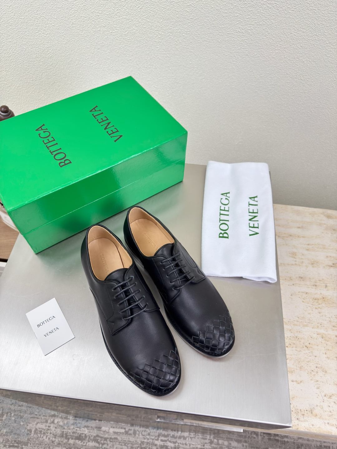 NO:492121,Men and women, high-quality color matching, BV Derby shoes, flat design, calfskin series, flat design, high-end, built-in foot pad, toe, braided, inlaid shoe mouth, men's model 10 This classic model is simply bv's latest ceiling, colorful and versatile, millimeter-level, hand-woven, high-end, fabric is hand-woven with top layer cowhide, foot pad sheepskin inner comfortable and high-end, outsole is Italian leather outsole & injection rubber process, light dyeing process, benchmarking, original packaging, shoe bags are printed with glue logo technology, market top end, hot melt glue is used to shape the toe, heel is easy to rebound and not deform, upper car line is selected from Italian computer needle truck, fine workmanship, original packaging, treat customers sincerely 35 36 37 38 39 40 41 42 (40 41  42 Customized), Leather shoes, bottega veneta, cowhide, sheepskin, Leather soles19860909男女款 高定配色 BV 德比鞋 平底设计 小牛皮系列 平底设计 高端 内置垫脚 鞋头 编织 镶嵌鞋口  男款10 这款经典款 简直bv最新天花板啦 彩色百搭  毫米级 手工编织而成 高档舒适 面料选用头层牛皮手工编织而成  垫脚羊皮内里舒适高端 大底选用意大利真皮大底&注塑橡胶工艺 运用轻染工艺 对标对版 选用原版包装 鞋子布袋采用印胶logo工艺 市场最高端 采用热熔胶定型鞋头 后跟 易回弹不变形  鞋面车线选用意大利电脑针车 做工精细 选用原版包装 真心对待客人 35 36 37 38 39 40 41 42 （40 41 42 定制）,皮鞋,bottega veneta,cowhide,sheepskin,Leather soles,Women's Shoes