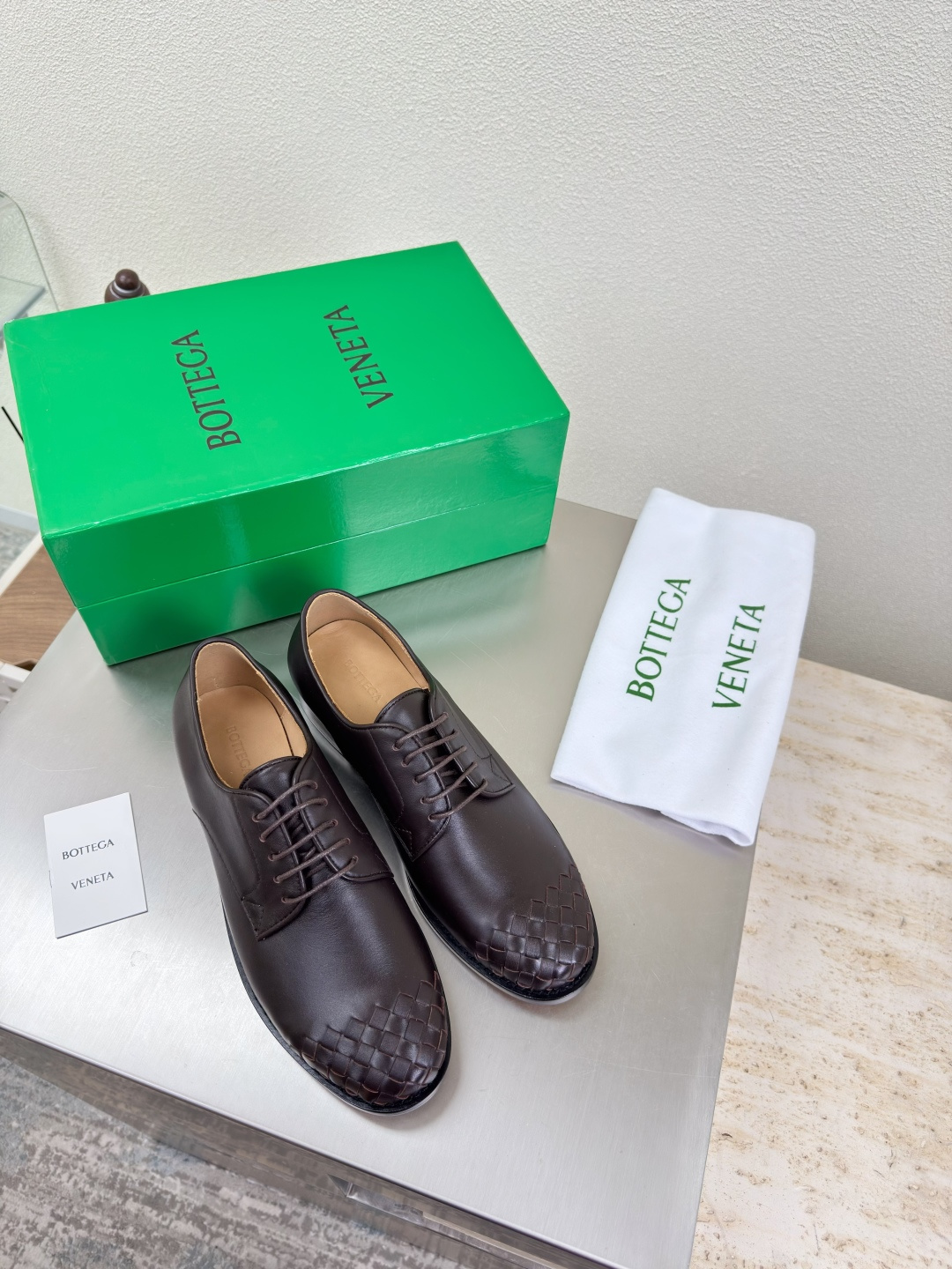 NO:492127,Men and women, high-quality color matching, BV Derby shoes, flat design, calfskin series, flat design, high-end, built-in foot pad, toe, braided, inlaid shoe mouth, brown, men's model 10 This classic model is simply bv's latest ceiling, colorful and versatile, millimeter-level, hand-woven, high-end, fabric is hand-woven with top layer of cowhide, foot pad sheepskin inner comfortable and high-end, outsole is Italian leather outsole & injection rubber process, light dyeing process, benchmarking, original packaging, shoe bags are printed with glue logo technology, market top end, hot melt glue is used to shape the toe, heel is easy to rebound and not deform, upper car line is selected from Italian computer needle truck, fine workmanship, original packaging, treat customers sincerely 35 36 37 38 39 40 41 42 (40  41 42 Customized), leather shoes, bottega veneta, cowhide, sheepskin, Leather soles19860909男女款 高定配色 BV 德比鞋 平底设计 小牛皮系列 平底设计 高端 内置垫脚 鞋头 编织 镶嵌鞋口 咖啡色 男款10 这款经典款 简直bv最新天花板啦 彩色百搭  毫米级 手工编织而成 高档舒适 面料选用头层牛皮手工编织而成  垫脚羊皮内里舒适高端 大底选用意大利真皮大底&注塑橡胶工艺 运用轻染工艺 对标对版 选用原版包装 鞋子布袋采用印胶logo工艺 市场最高端 采用热熔胶定型鞋头 后跟 易回弹不变形  鞋面车线选用意大利电脑针车 做工精细 选用原版包装 真心对待客人 35 36 37 38 39 40 41 42 （40 41 42 定制）,皮鞋,bottega veneta,cowhide,sheepskin,Leather soles,Women's Shoes