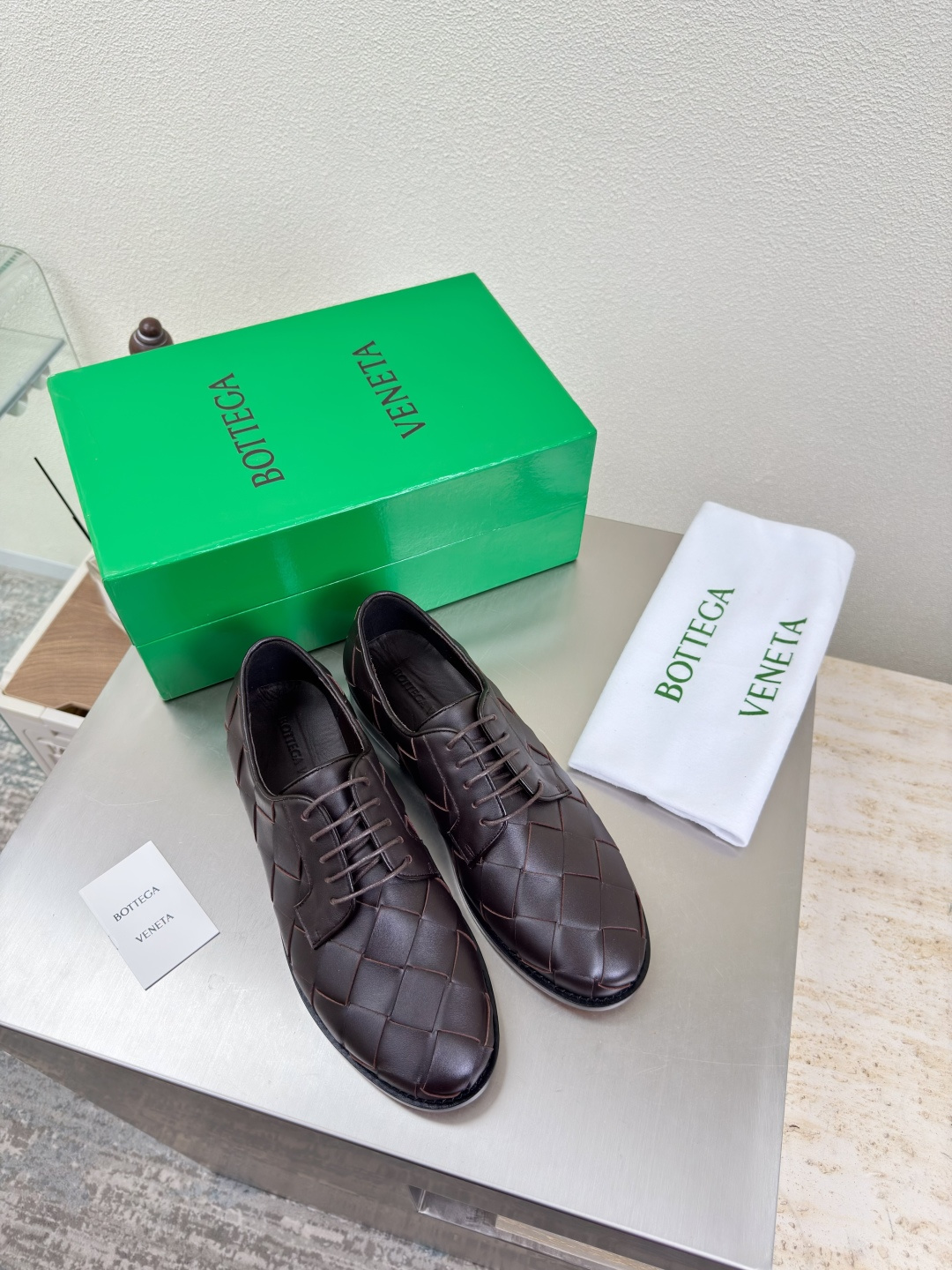 NO:492133,Hand-made large knitting, men and women, high-quality color matching, BV Derby shoes, flat design, calfskin series, flat design, high-end, built-in foot pad, toe, braided, inlaid shoe mouth, brown, men's model 10 This classic model is simply the latest bv ceiling, colorful and versatile, millimeter-level, hand-woven, high-end, fabric is hand-woven with top layer cowhide, foot pad sheepskin inner comfortable and high-end, outsole is Italian leather outsole & injection rubber process, light dyeing process, benchmarking, original packaging, shoe bags are printed with glue logo technology, the highest end, market, hot melt glue is used to set the toe, heel is easy to rebound and not deform, upper car line is selected from Italian computer needle truck, fine workmanship, original packaging, treat customers sincerely 35 36 37 38 39 40 41  42 (40 41 42 Customized), leather shoes, bottega veneta, cowhide, sheepskin, Leather soles19860909手工大编织 男女款 高定配色 BV 德比鞋 平底设计 小牛皮系列 平底设计 高端 内置垫脚 鞋头 编织 镶嵌鞋口 咖啡色 男款10 这款经典款 简直bv最新天花板啦 彩色百搭  毫米级 手工编织而成 高档舒适 面料选用头层牛皮手工编织而成  垫脚羊皮内里舒适高端 大底选用意大利真皮大底&注塑橡胶工艺 运用轻染工艺 对标对版 选用原版包装 鞋子布袋采用印胶logo工艺 市场最高端 采用热熔胶定型鞋头 后跟 易回弹不变形  鞋面车线选用意大利电脑针车 做工精细 选用原版包装 真心对待客人 35 36 37 38 39 40 41 42 （40 41 42 定制）,皮鞋,bottega veneta,cowhide,sheepskin,Leather soles,Women's Shoes