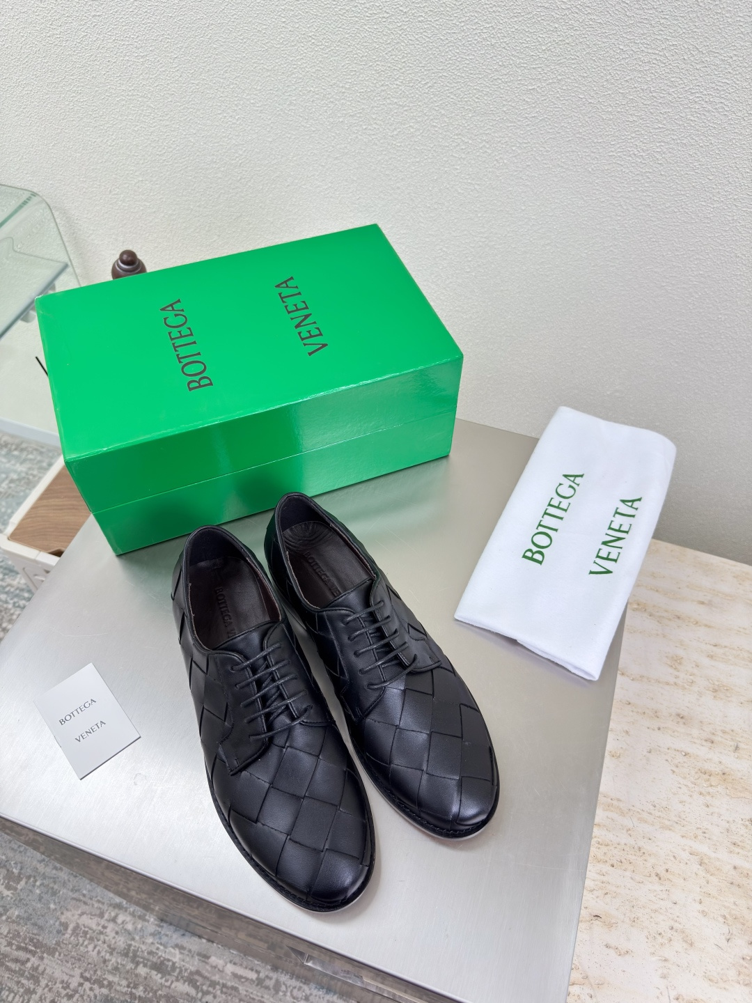 NO:492139,Hand-made large knitting, men and women, high-quality color matching, BV Derby shoes, flat design, calfskin series, flat design, high-end, built-in foot pad, toe, braided, inlaid shoe mouth, black, men's 10 This classic model is simply the latest bv ceiling, colorful and versatile, millimeter-level, hand-woven, high-end, fabric is hand-woven with top layer of cowhide, foot pad sheepskin inner comfortable and high-end, outsole is made of Italian leather outsole & injection rubber process, light dyeing process, benchmarking, original packaging, shoe bags are made of glue-printing logo technology, market top end, hot melt glue is used to set the toe, heel is easy to rebound and not deform, upper car line is made of Italian computer needle truck, fine workmanship, original packaging, treat customers sincerely 35 36 37 38 39 40 41 42  (40 41 42 Customized), leather shoes, bottega veneta, cowhide, sheepskin, Leather soles19860909手工大编织 男女款 高定配色 BV 德比鞋 平底设计 小牛皮系列 平底设计 高端 内置垫脚 鞋头 编织 镶嵌鞋口 黑色 男款10 这款经典款 简直bv最新天花板啦 彩色百搭  毫米级 手工编织而成 高档舒适 面料选用头层牛皮手工编织而成  垫脚羊皮内里舒适高端 大底选用意大利真皮大底&注塑橡胶工艺 运用轻染工艺 对标对版 选用原版包装 鞋子布袋采用印胶logo工艺 市场最高端 采用热熔胶定型鞋头 后跟 易回弹不变形  鞋面车线选用意大利电脑针车 做工精细 选用原版包装 真心对待客人 35 36 37 38 39 40 41 42 （40 41 42 定制）,皮鞋,bottega veneta,cowhide,sheepskin,Leather soles,Women's Shoes