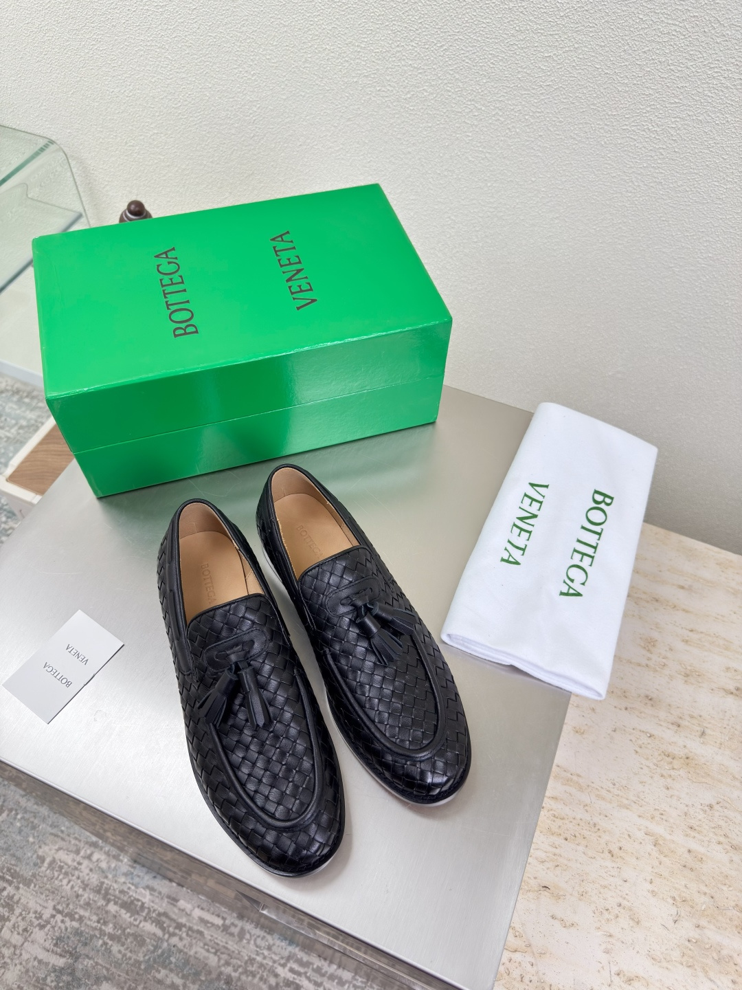 NO:492108,Tassel embellishment 10mm knitting, men and women, high-end color matching, BV Derby shoes, flat design, calfskin series, flat design, high-end, built-in foot pad, toe, braided, inlaid shoe mouth, black, men's 10 This classic model is simply the latest bv ceiling, colorful and versatile, millimeter-level, hand-woven, high-end, fabric is hand-woven with top layer cowhide, foot pad sheepskin inner comfortable and high-end, outsole is made of Italian leather outsole & injection rubber process, light dyeing process, benchmarking, original packaging, shoe bags are made of glue-printing logo technology, market top end, hot melt glue toe, heel is easy to rebound and not deform, upper car line is made of Italian computer needle car, fine workmanship, original packaging, treat customers sincerely 35 36 37 38 39  40 41 42 (40 41 42 Customized), loafers, bottega veneta, loafers, cowhide, sheepskin, Leather soles19860909流苏点缀 10毫米级编织 男女款 高定配色 BV 德比鞋 平底设计 小牛皮系列 平底设计 高端 内置垫脚 鞋头 编织 镶嵌鞋口 黑色 男款10 这款经典款 简直bv最新天花板啦 彩色百搭  毫米级 手工编织而成 高档舒适 面料选用头层牛皮手工编织而成  垫脚羊皮内里舒适高端 大底选用意大利真皮大底&注塑橡胶工艺 运用轻染工艺 对标对版 选用原版包装 鞋子布袋采用印胶logo工艺 市场最高端 采用热熔胶定型鞋头 后跟 易回弹不变形  鞋面车线选用意大利电脑针车 做工精细 选用原版包装 真心对待客人 35 36 37 38 39 40 41 42 （40 41 42 定制）,乐福鞋,bottega veneta,loafers,cowhide,sheepskin,Leather soles,Women's Shoes